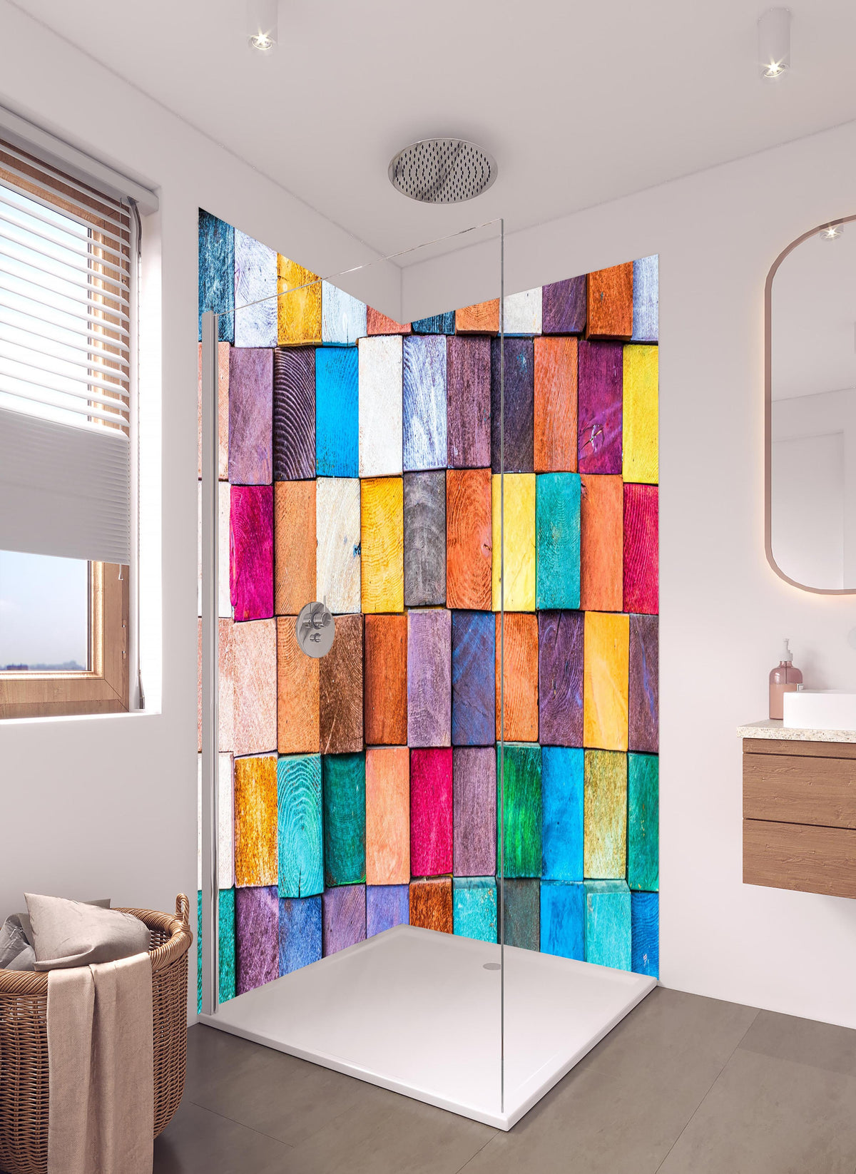 Duschrückwand - Buntes Holzstapelmuster in hellem Badezimmer mit Regenduschkopf - zweiteilige Eck-Duschrückwand