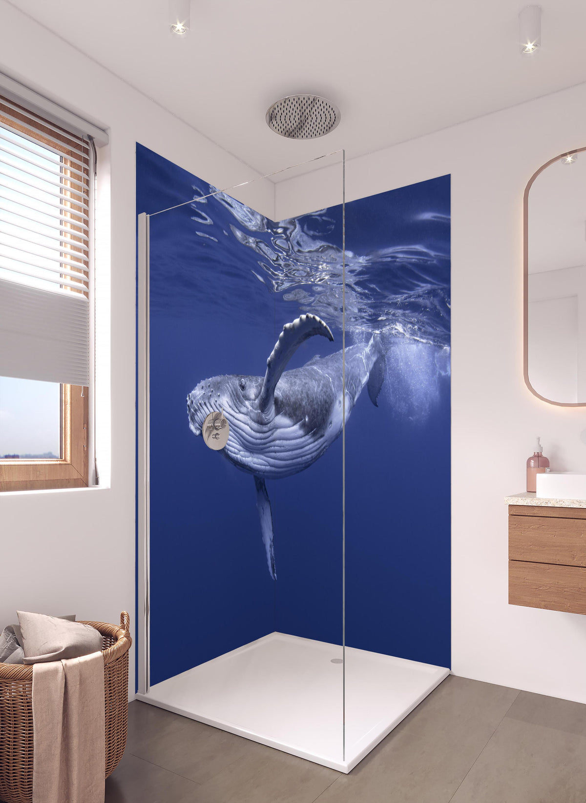 Duschrückwand - Baby-Buckelwal-Kalb im blauen Wasser in hellem Badezimmer mit Regenduschkopf - zweiteilige Eck-Duschrückwand