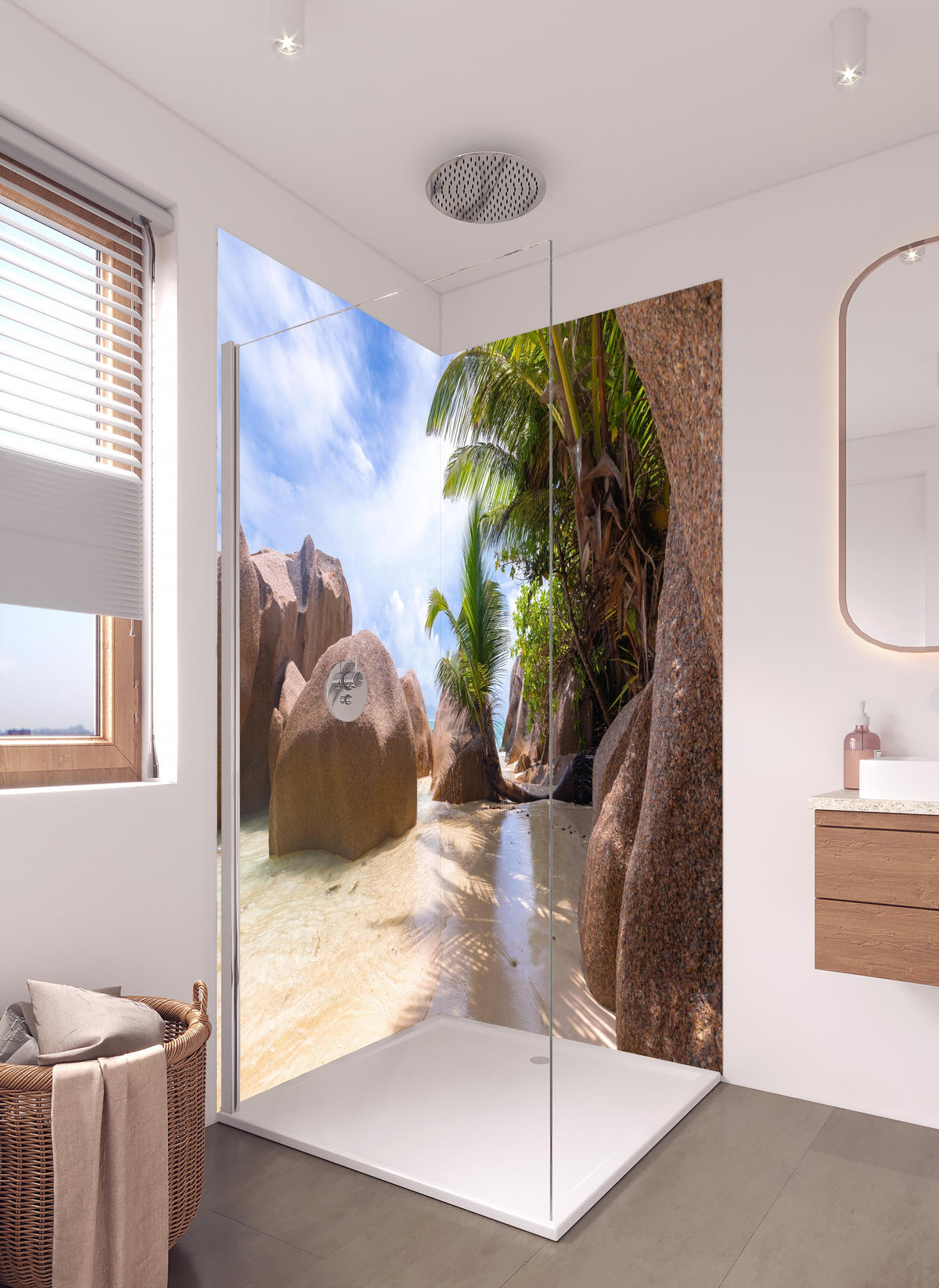 Duschrückwand - Der Traumstrand - Anse Source d Argent in hellem Badezimmer mit Regenduschkopf - zweiteilige Eck-Duschrückwand