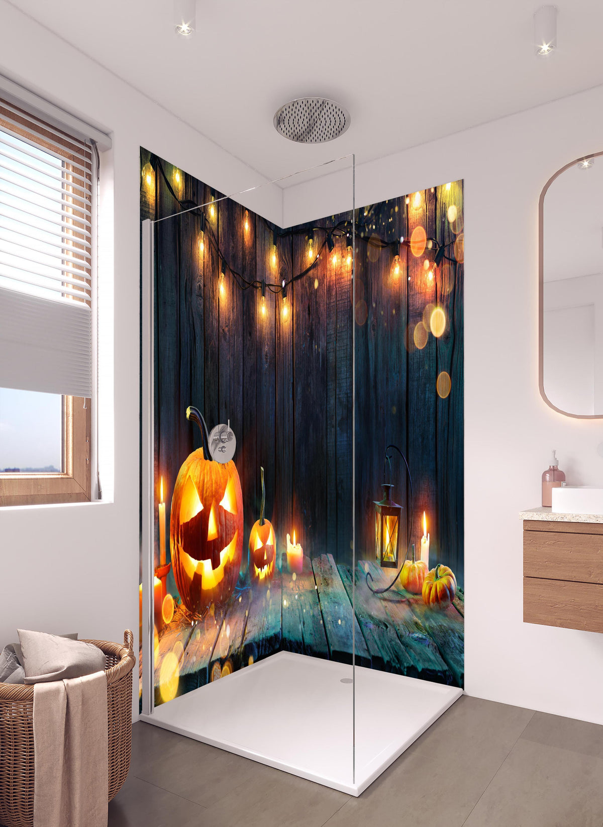 Duschrückwand - Halloween - Kerzen und Lichterketten in hellem Badezimmer mit Regenduschkopf - zweiteilige Eck-Duschrückwand