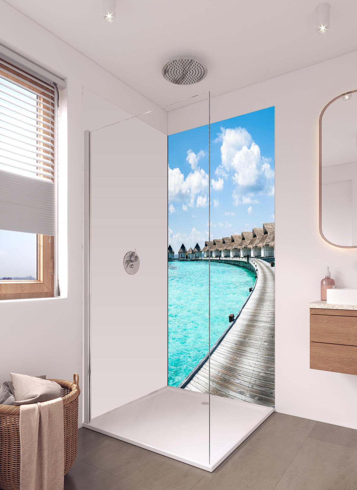 Duschrückwand - Malediven Wasser-Hotel in hellem Badezimmer mit Regenduschkopf - einteilige Duschrückwand