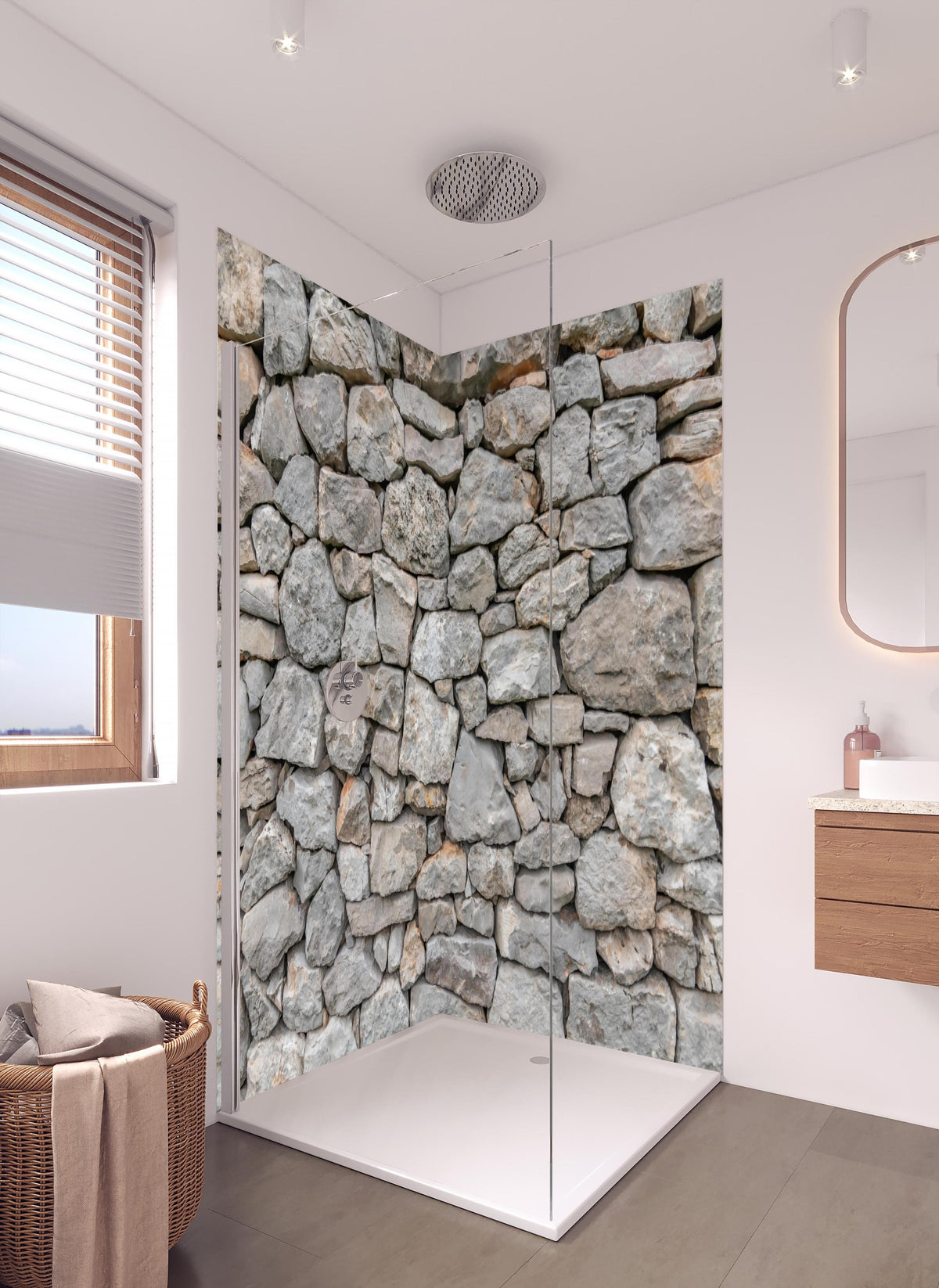 Duschrückwand - Massive raue Steinwand in hellem Badezimmer mit Regenduschkopf - zweiteilige Eck-Duschrückwand