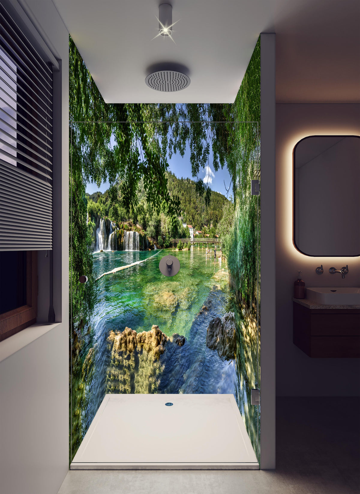 Duschrückwand - Mediterraner Wasserfall in luxuriöser Dusche mit Regenduschkopf