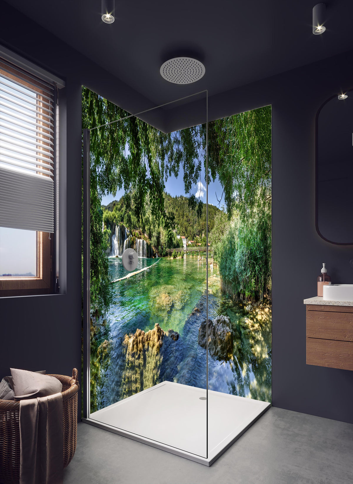 Duschrückwand - Mediterraner Wasserfall in dunklem Badezimmer mit Regenduschkopf