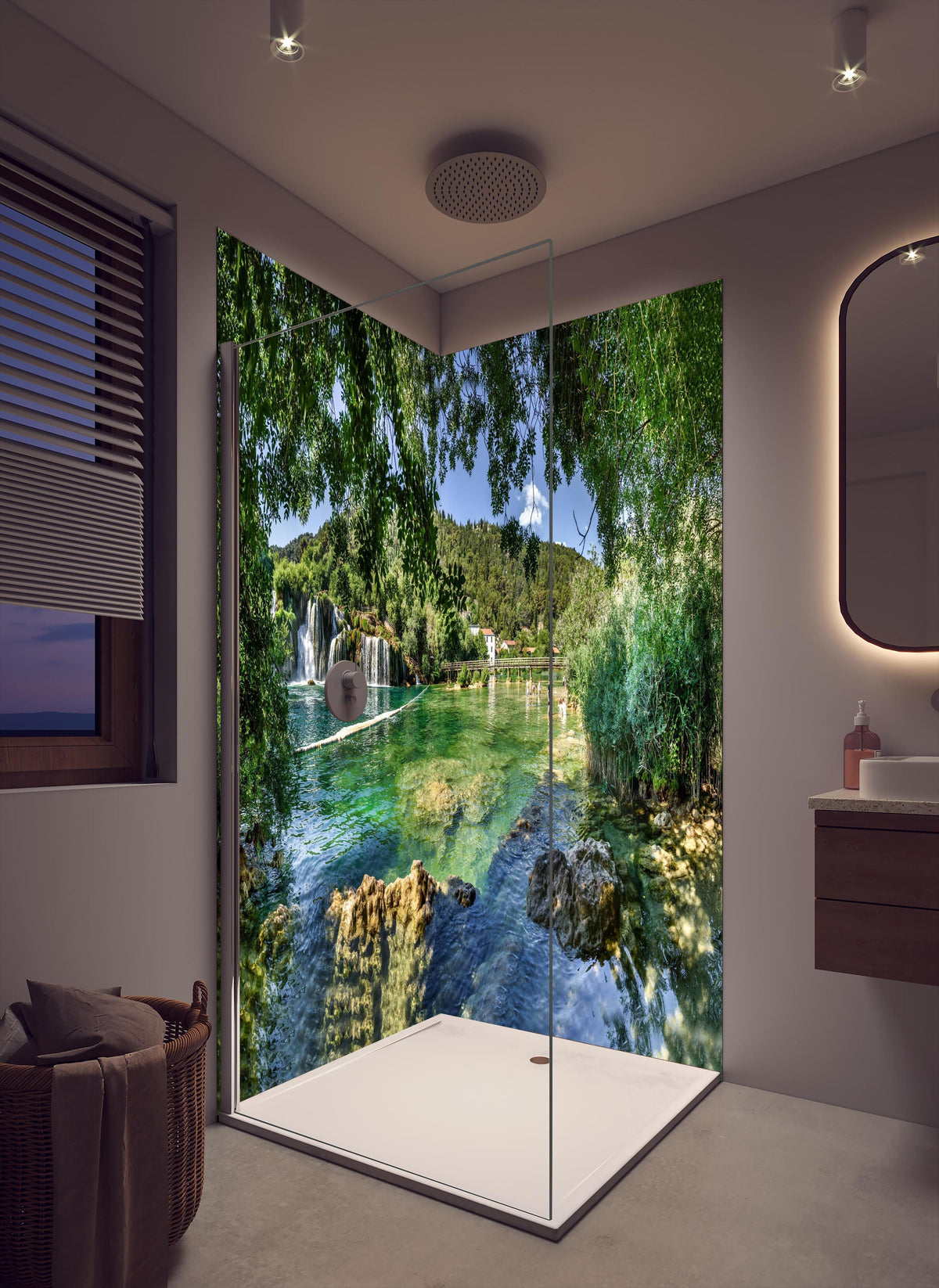 Duschrückwand - Mediterraner Wasserfall in cremefarbenem Badezimmer mit Regenduschkopf