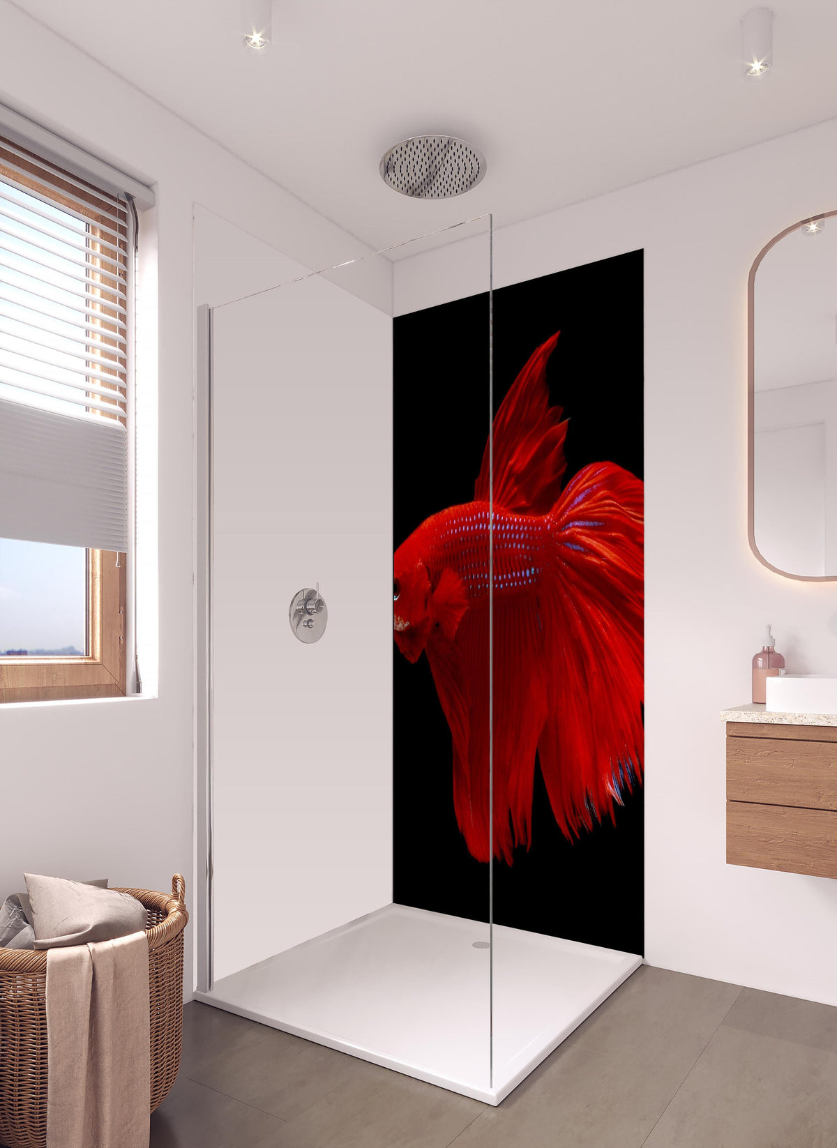 Duschrückwand - Roter Betta-Kampffisch in hellem Badezimmer mit Regenduschkopf - einteilige Duschrückwand