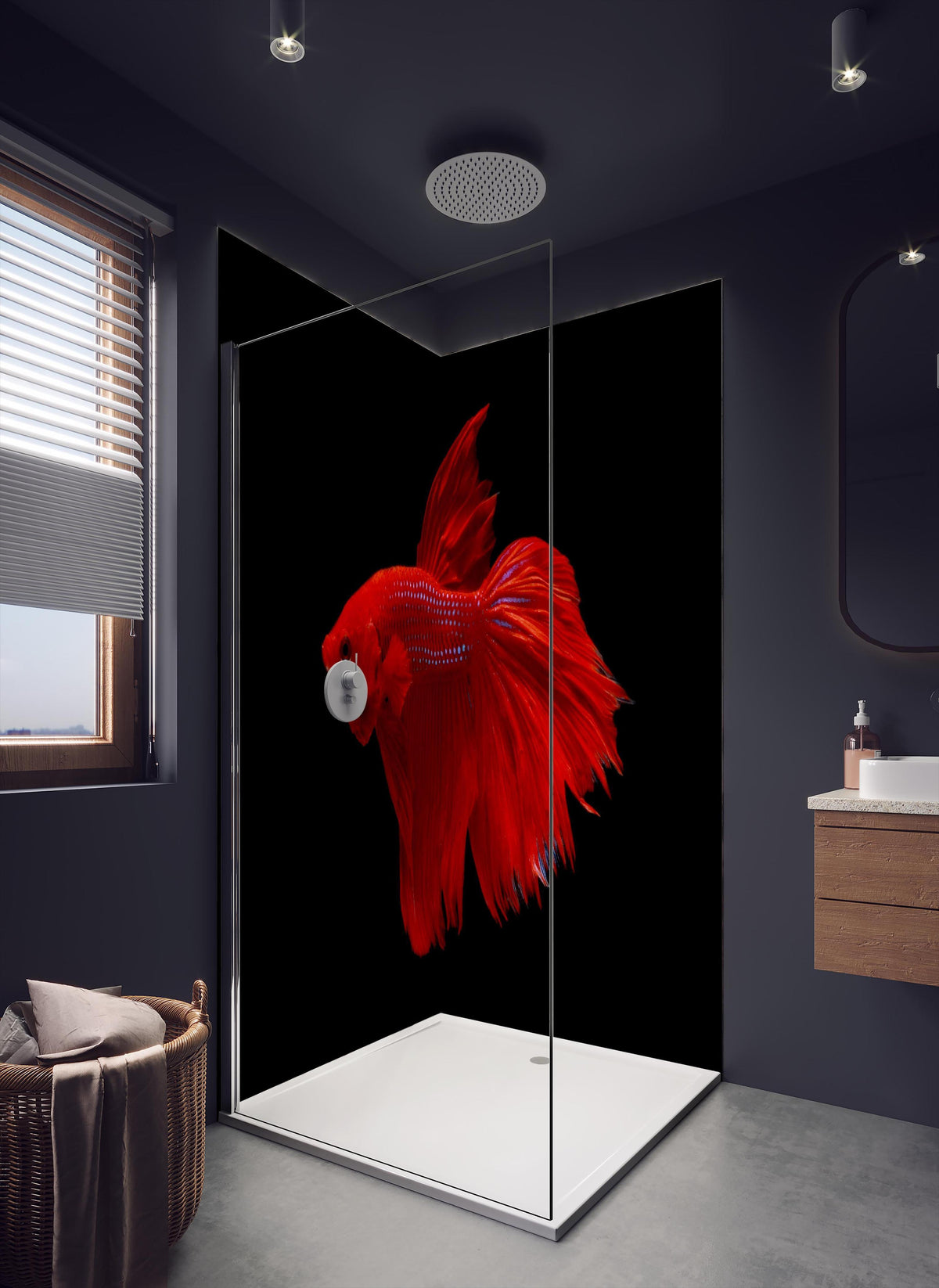 Duschrückwand - Roter Betta-Kampffisch in dunklem Badezimmer mit Regenduschkopf