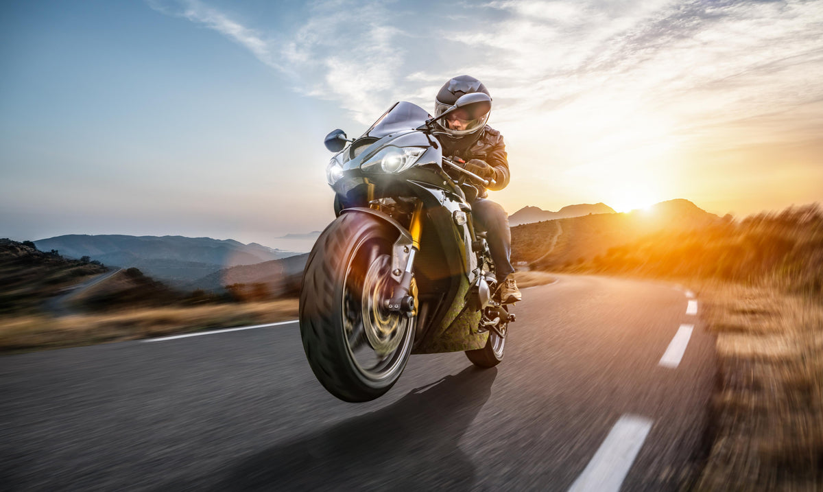 Duschrückwand-Schnelles Motorrad auf der Küstenstraße