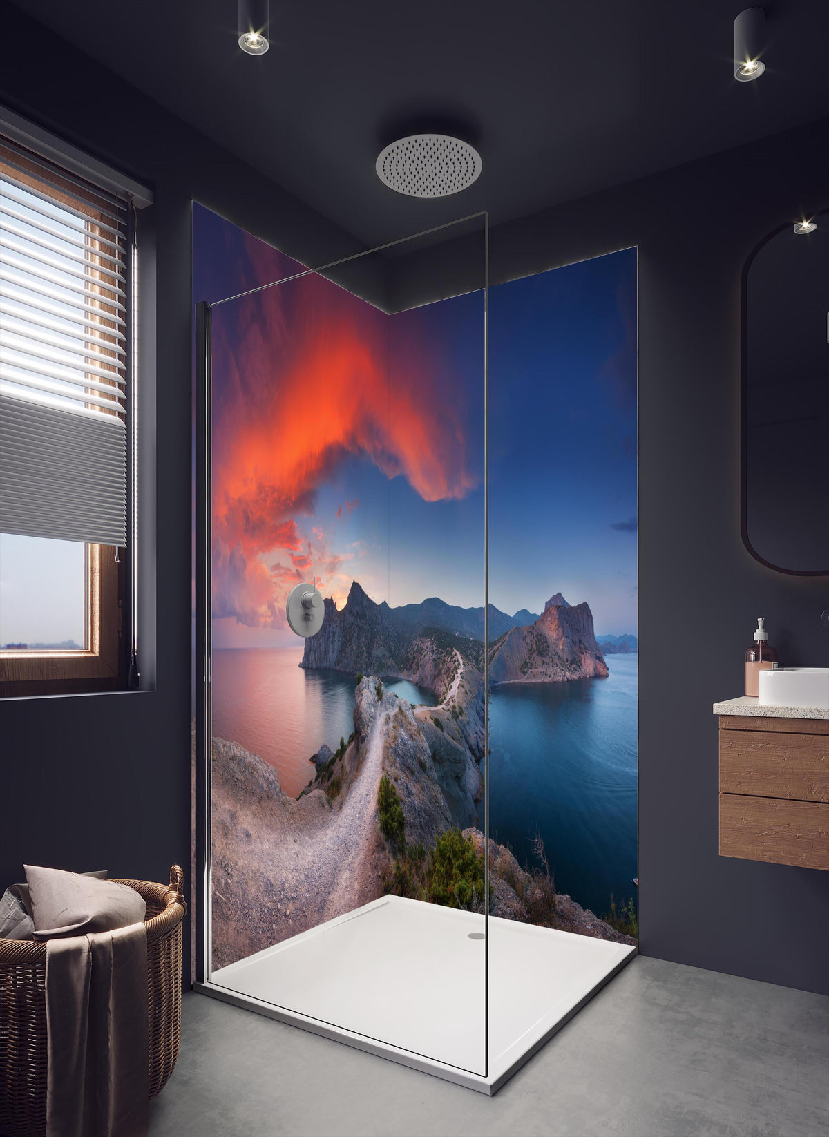 Duschrückwand - Schöne Panoramalandschaft mit Bergen in dunklem Badezimmer mit Regenduschkopf