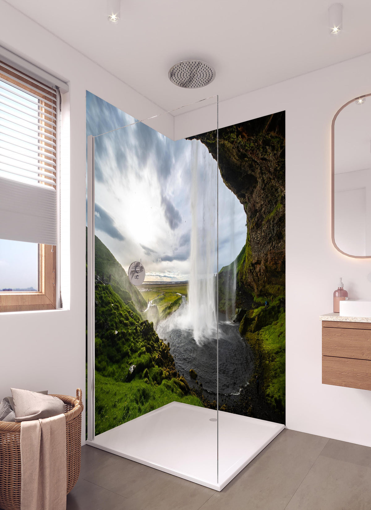 Duschrückwand - Seljalandsfoss Wasserfall in hellem Badezimmer mit Regenduschkopf - zweiteilige Eck-Duschrückwand