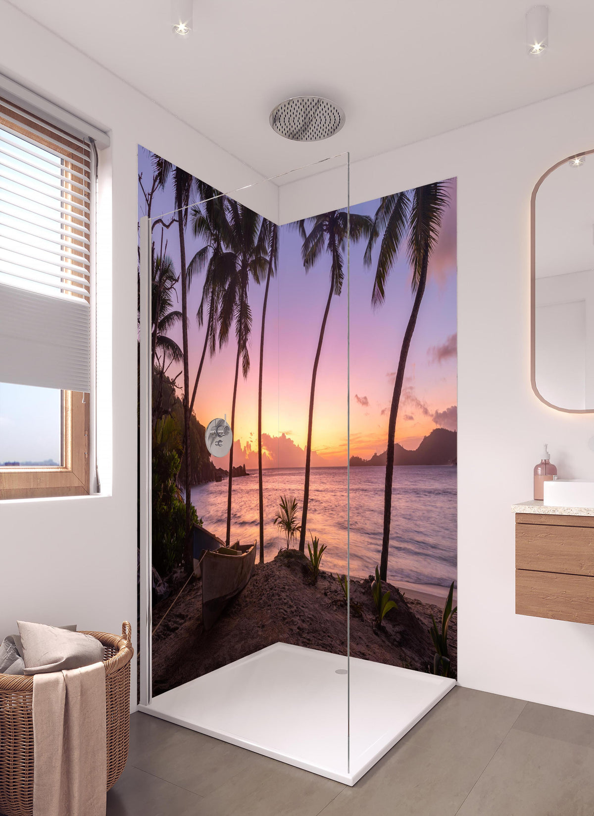 Duschrückwand - Sonnenuntergang am Strand Anse Takamaka in hellem Badezimmer mit Regenduschkopf - zweiteilige Eck-Duschrückwand