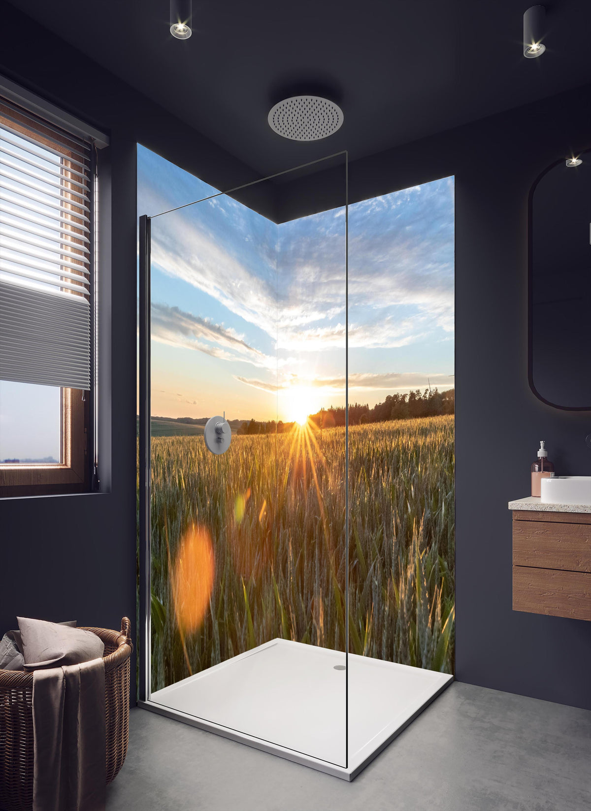Duschrückwand - Sonnenuntergang über einem Kornfeld in dunklem Badezimmer mit Regenduschkopf