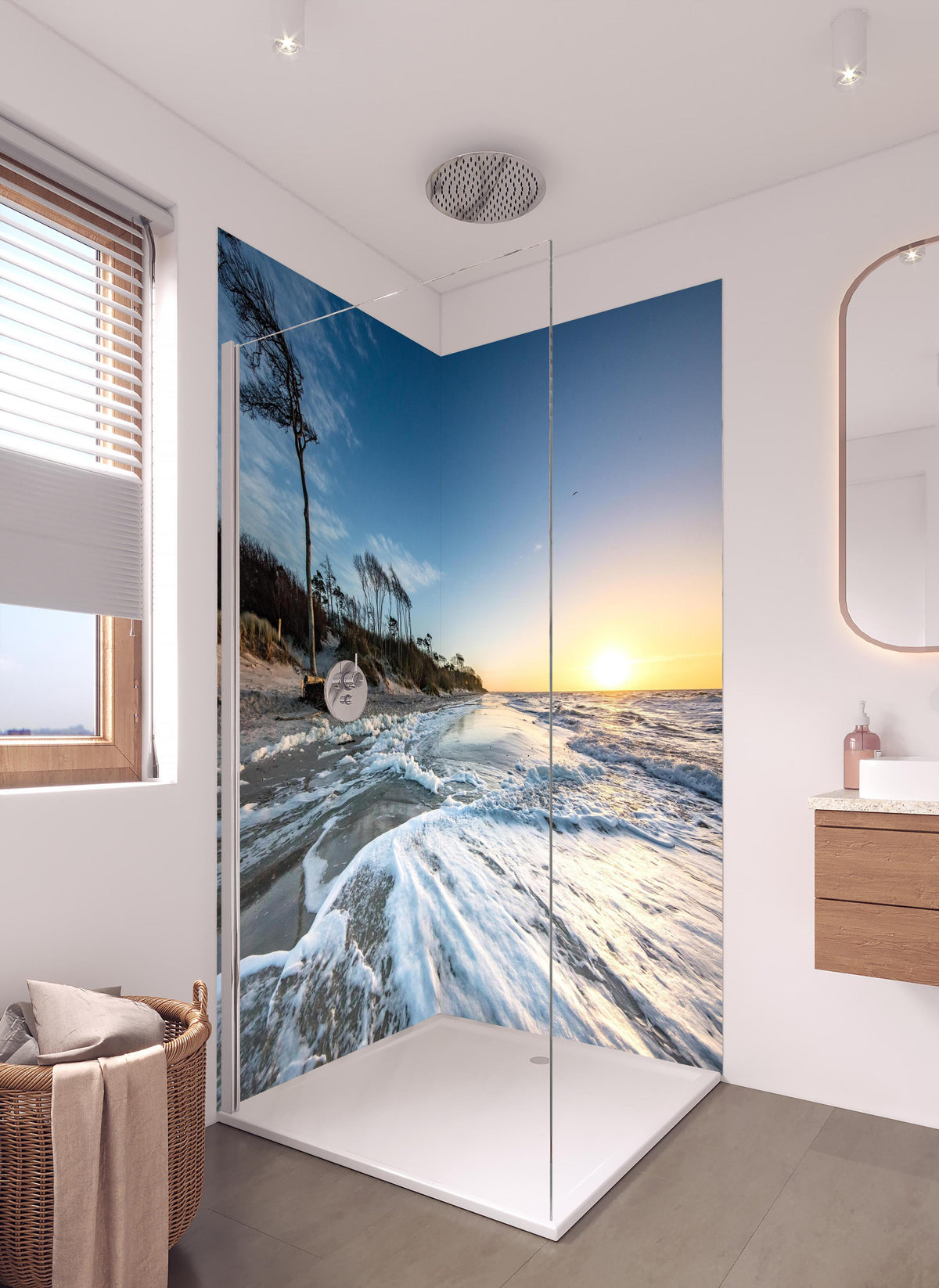 Duschrückwand - Strand in Rügen bei Sonnenaufgang in hellem Badezimmer mit Regenduschkopf - zweiteilige Eck-Duschrückwand