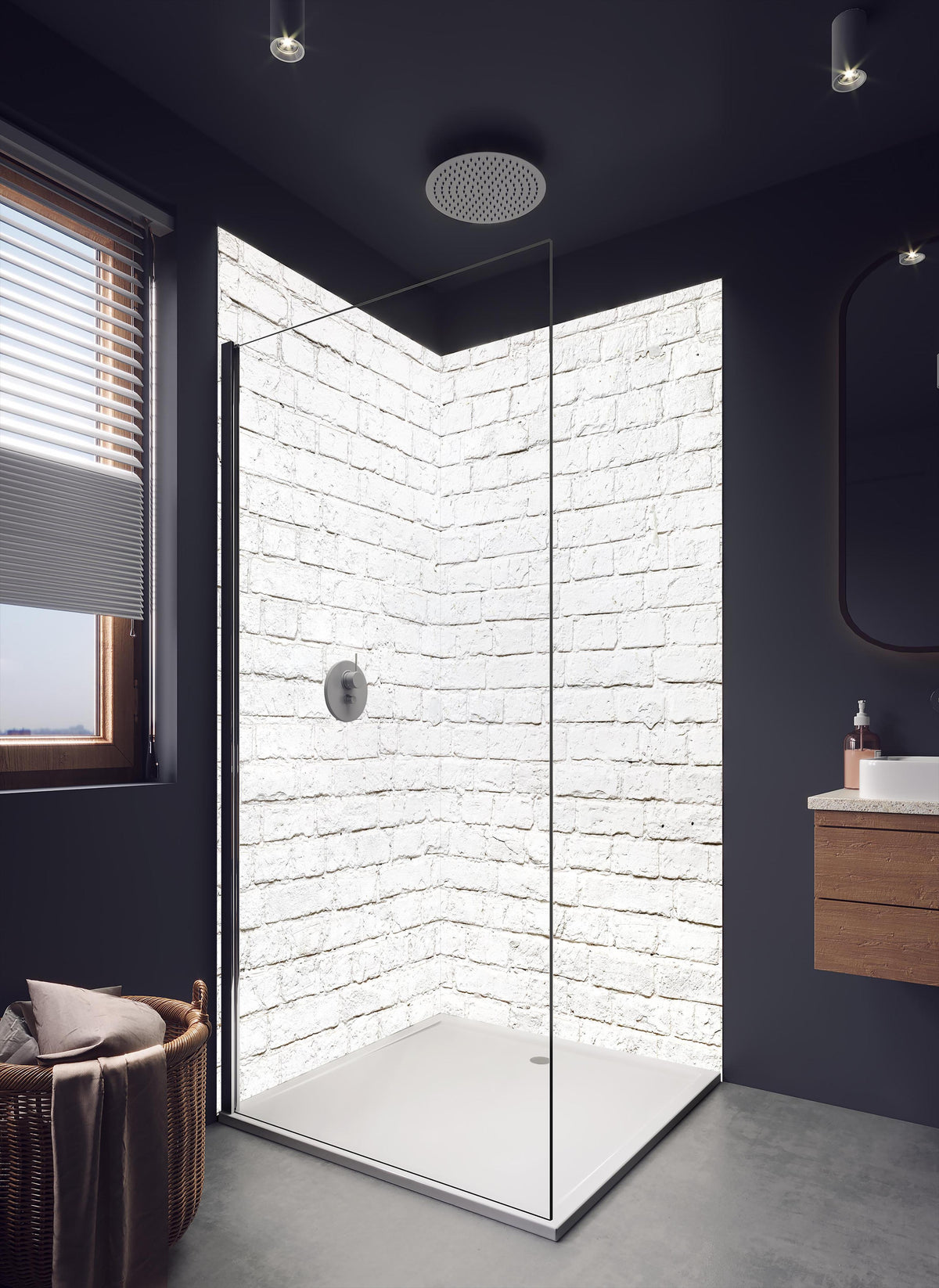 Duschrückwand - Weißer Backstein in dunklem Badezimmer mit Regenduschkopf
