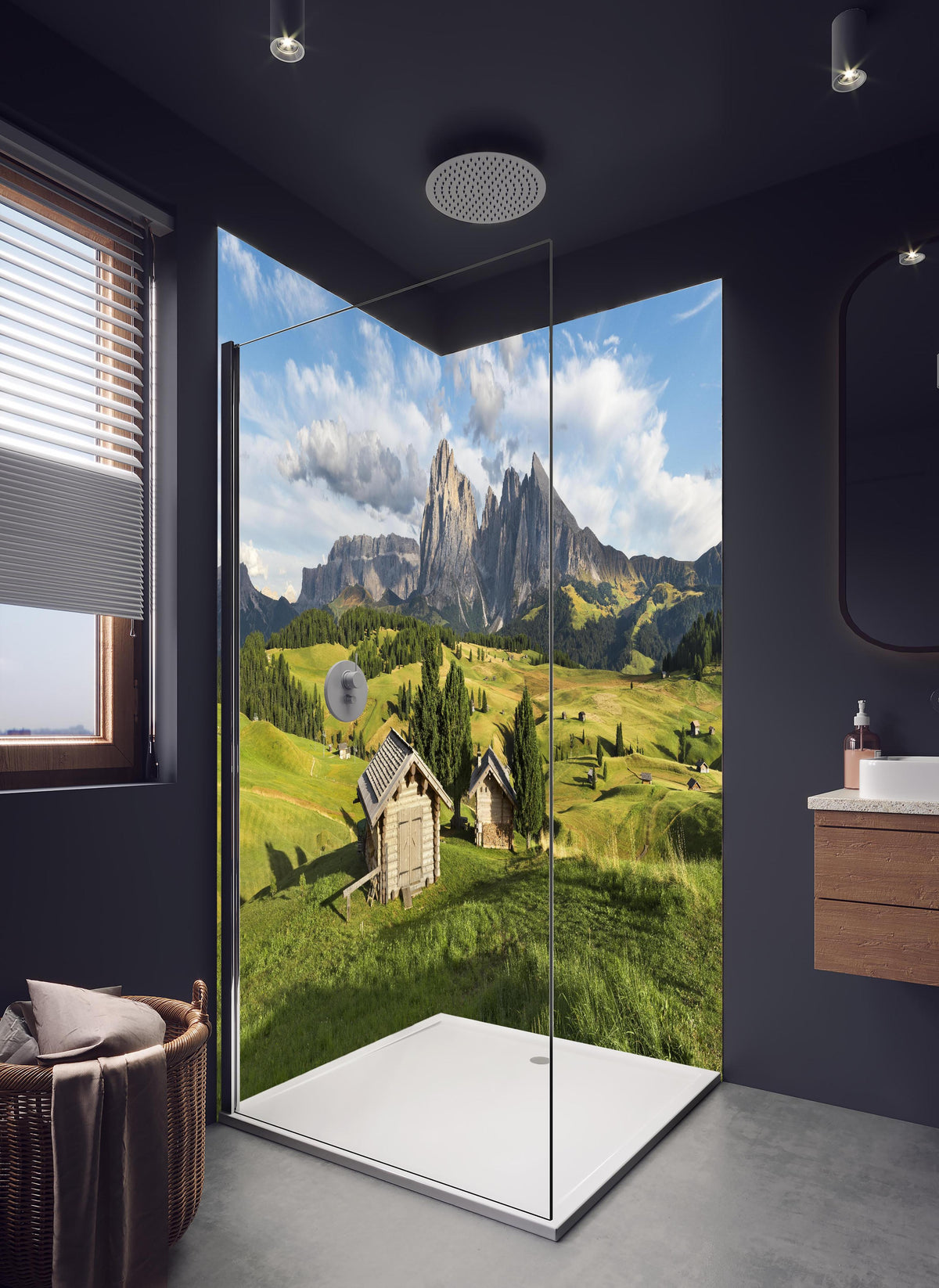 Duschrückwand - Grüne Sommerwiesen vor Alpenpanorama in hellem Badezimmer mit Regenduschkopf - zweiteilige Eck-Duschrückwand