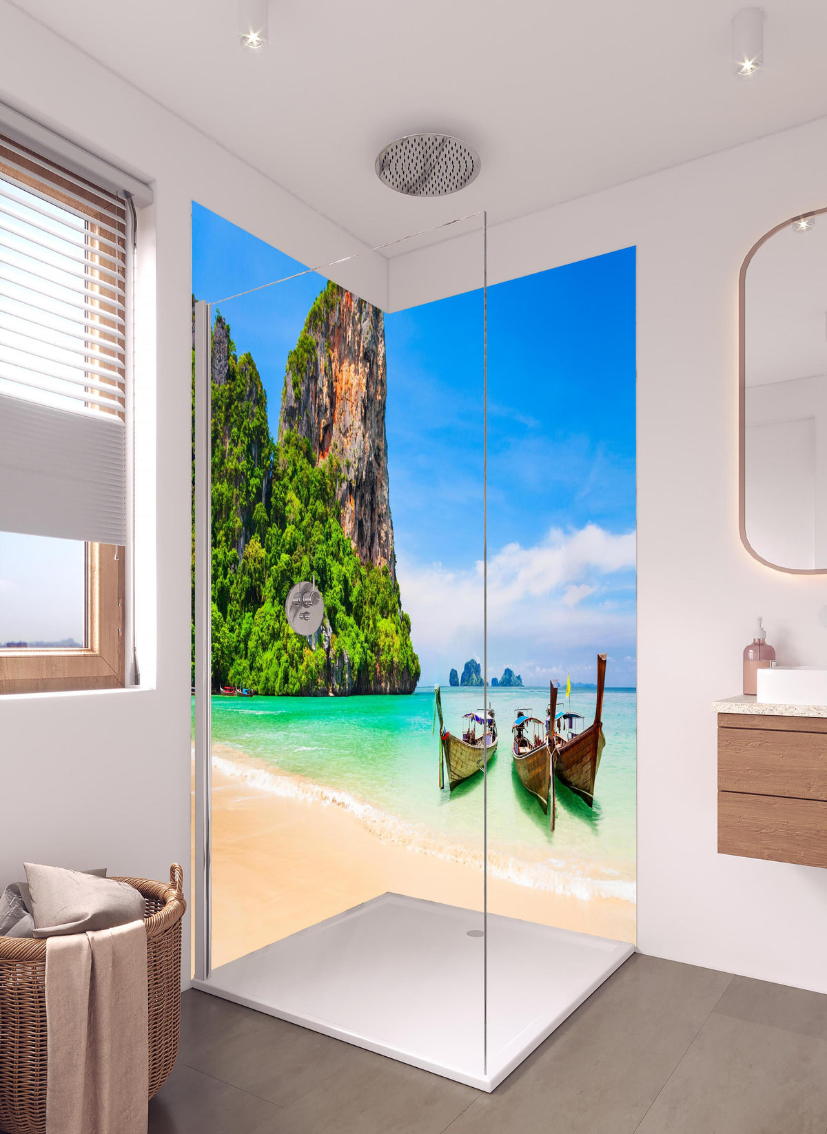Duschrückwand - Klarwasserstrand in Thailand in hellem Badezimmer mit Regenduschkopf - zweiteilige Eck-Duschrückwand