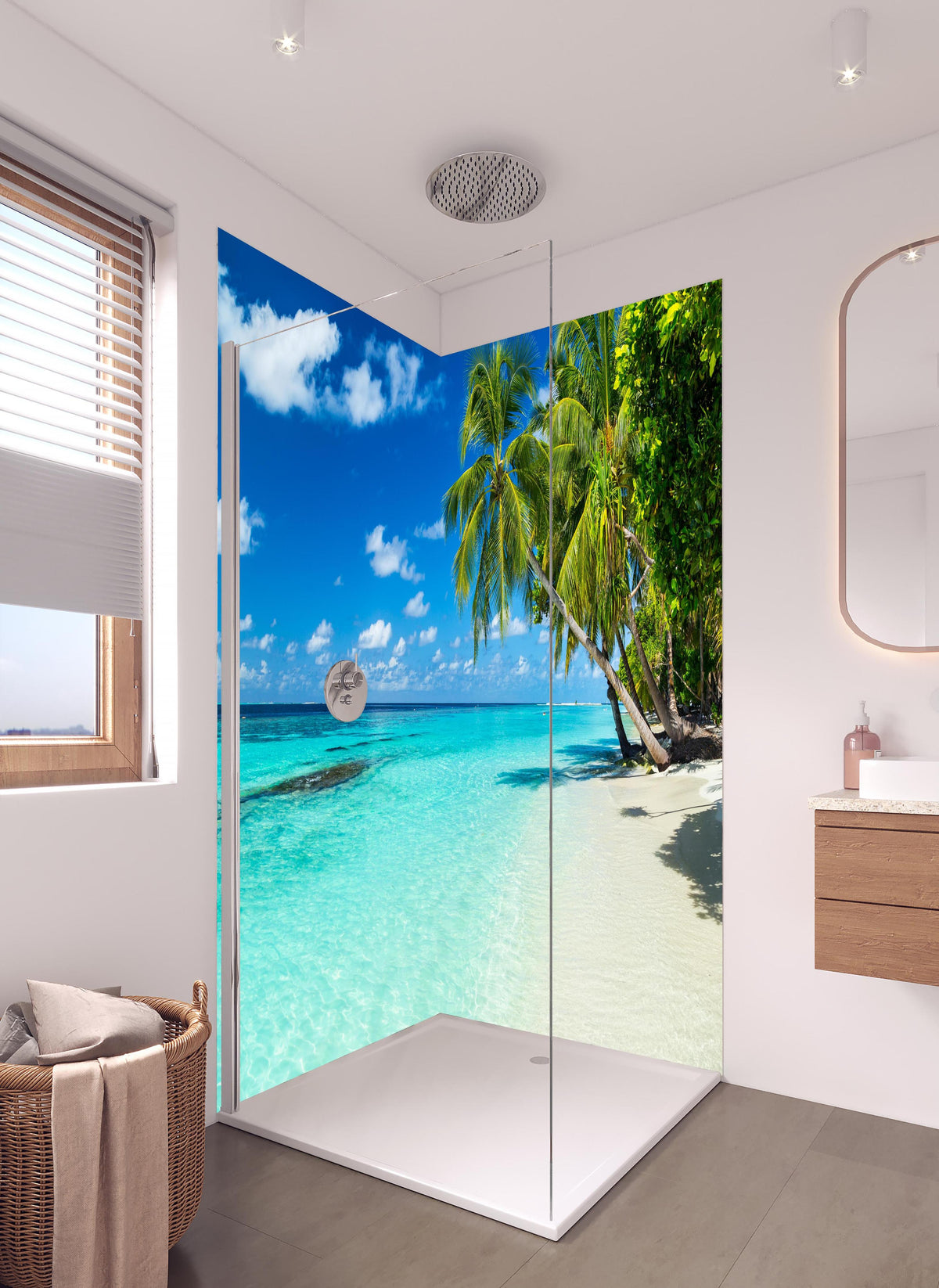 Duschrückwand - Kokospalmen am Strand in der Karibik in hellem Badezimmer mit Regenduschkopf - zweiteilige Eck-Duschrückwand