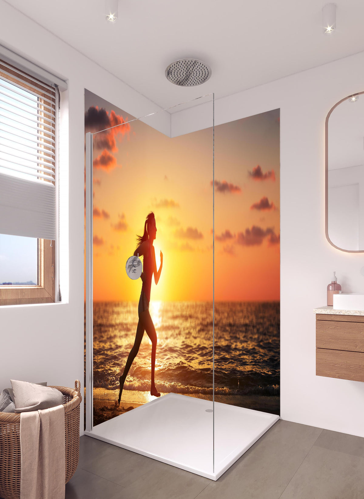 Duschrückwand - Läuferin am Strand im Sonnnenuntergang in hellem Badezimmer mit Regenduschkopf - zweiteilige Eck-Duschrückwand
