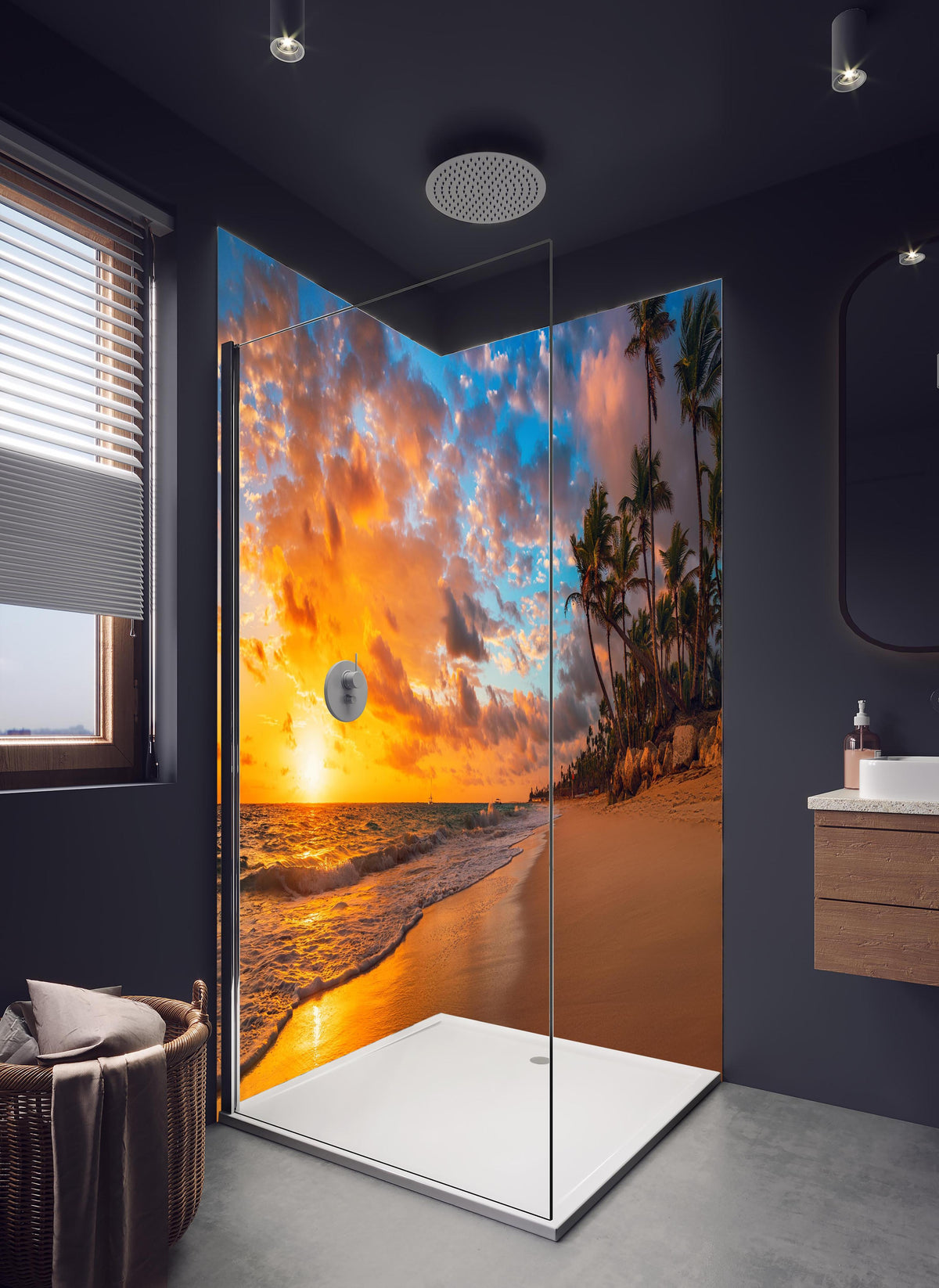 Duschrückwand - Paradiesischer Strand Coson in hellem Badezimmer mit Regenduschkopf - zweiteilige Eck-Duschrückwand