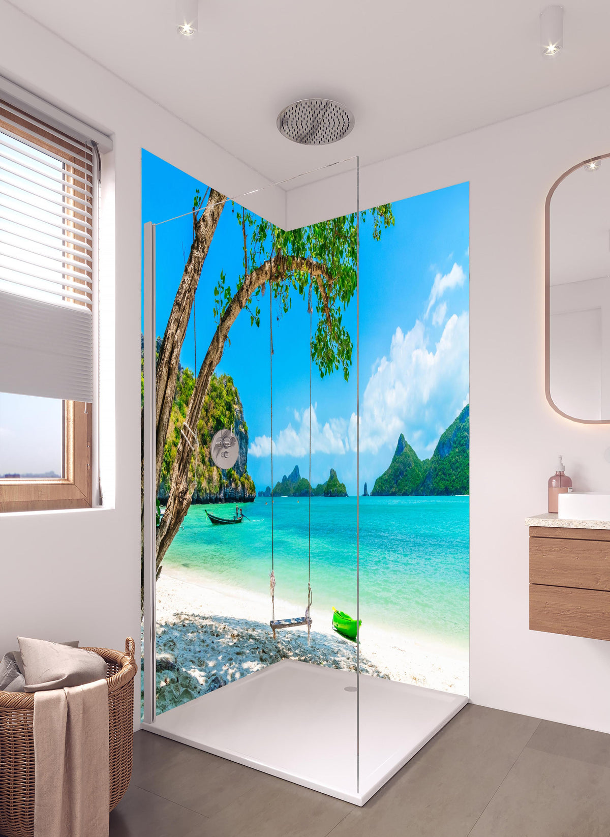 Duschrückwand - Paradiesischer Strand in Thailand in hellem Badezimmer mit Regenduschkopf - zweiteilige Eck-Duschrückwand