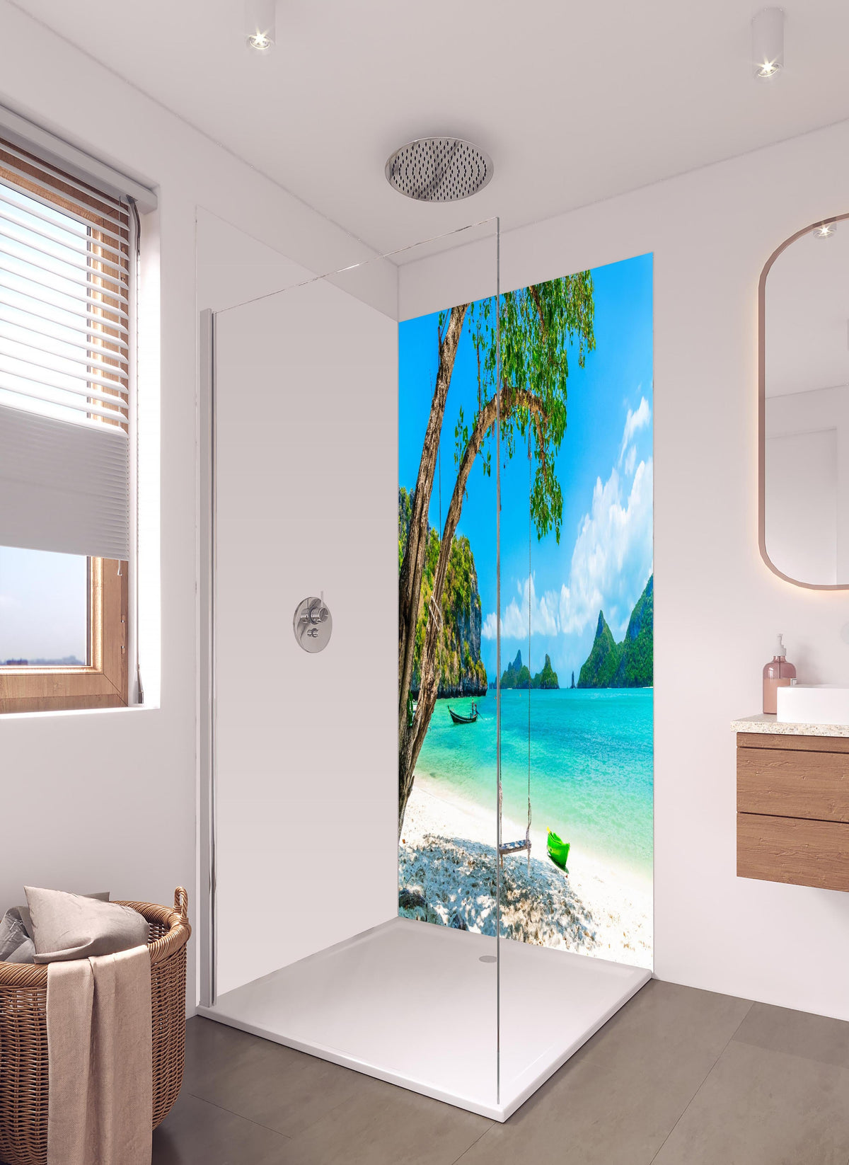 Duschrückwand - Paradiesischer Strand in Thailand in hellem Badezimmer mit Regenduschkopf - zweiteilige Eck-Duschrückwand