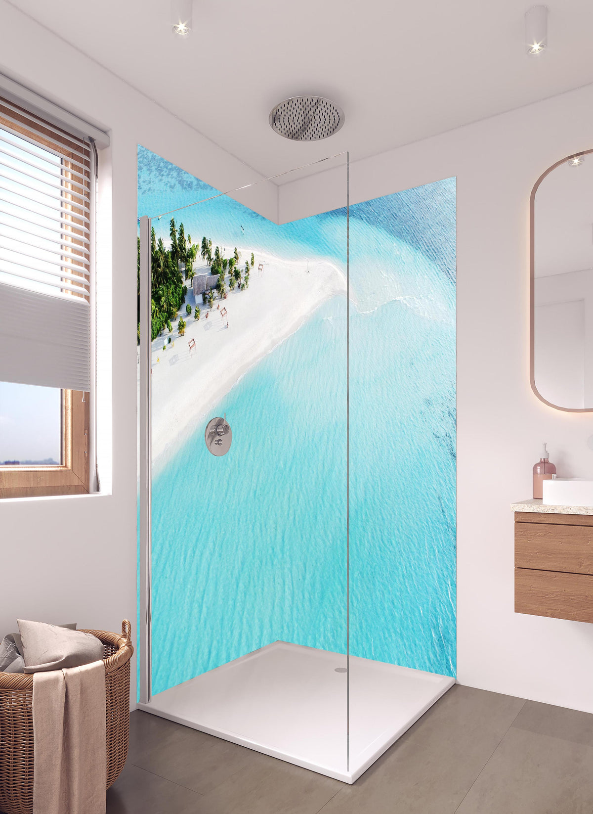Duschrückwand - Paradiesischer Strand in den Malediven in hellem Badezimmer mit Regenduschkopf - zweiteilige Eck-Duschrückwand