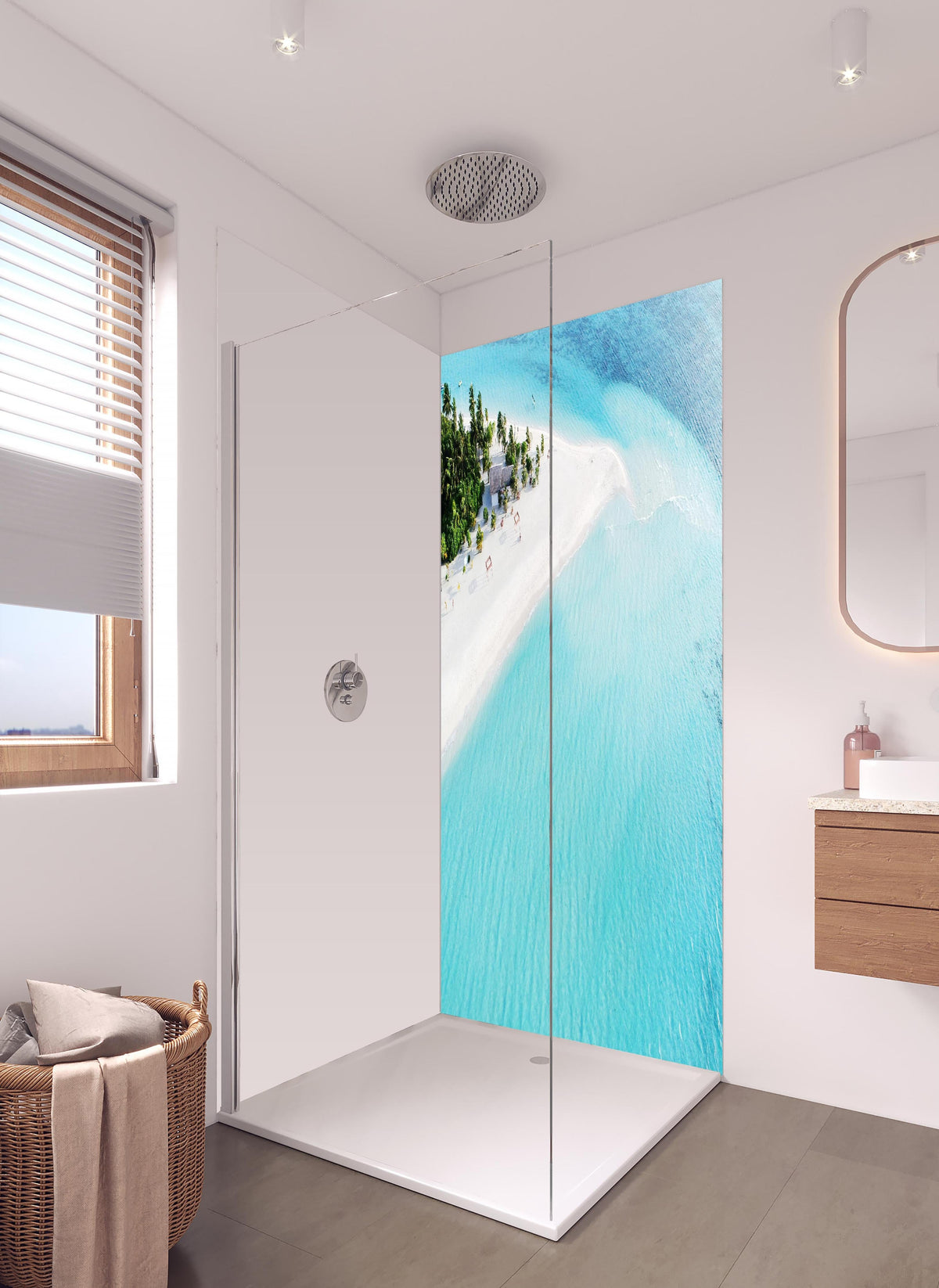 Duschrückwand - Paradiesischer Strand in den Malediven in hellem Badezimmer mit Regenduschkopf - zweiteilige Eck-Duschrückwand