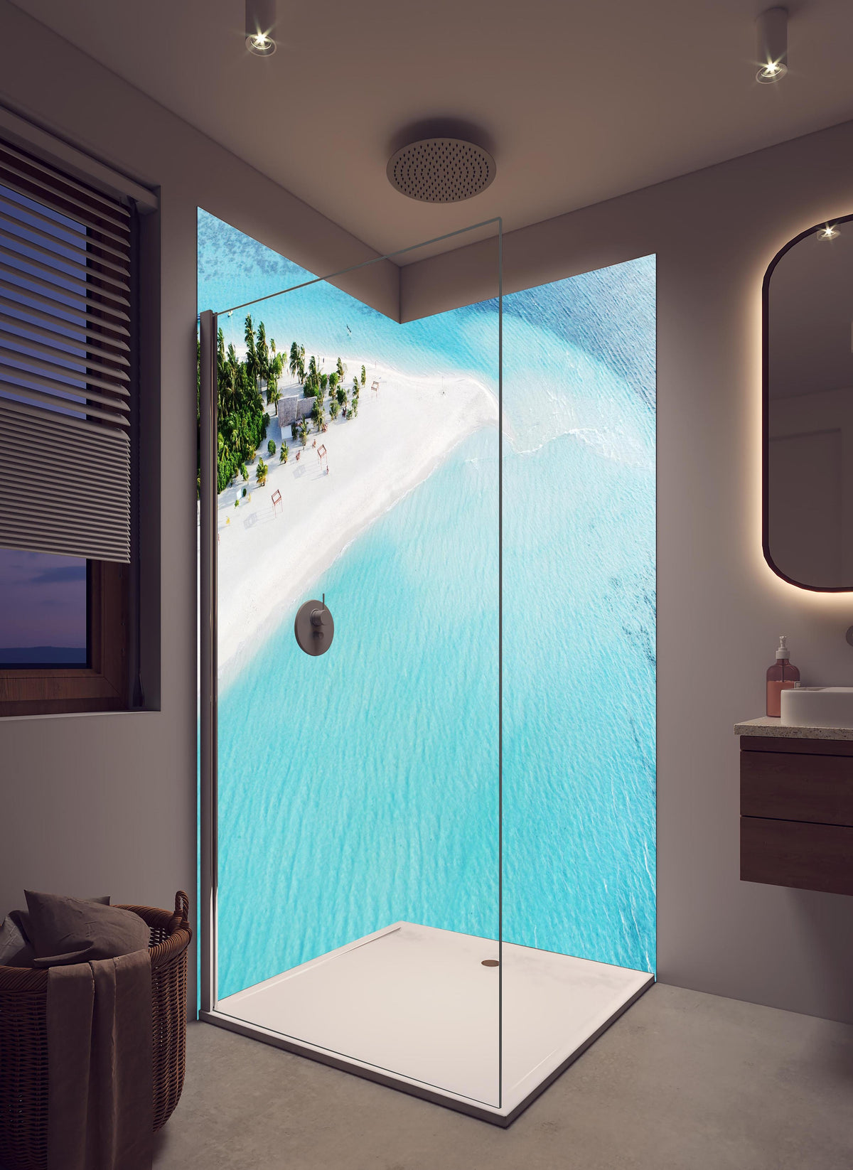 Duschrückwand - Paradiesischer Strand in den Malediven in hellem Badezimmer mit Regenduschkopf - zweiteilige Eck-Duschrückwand