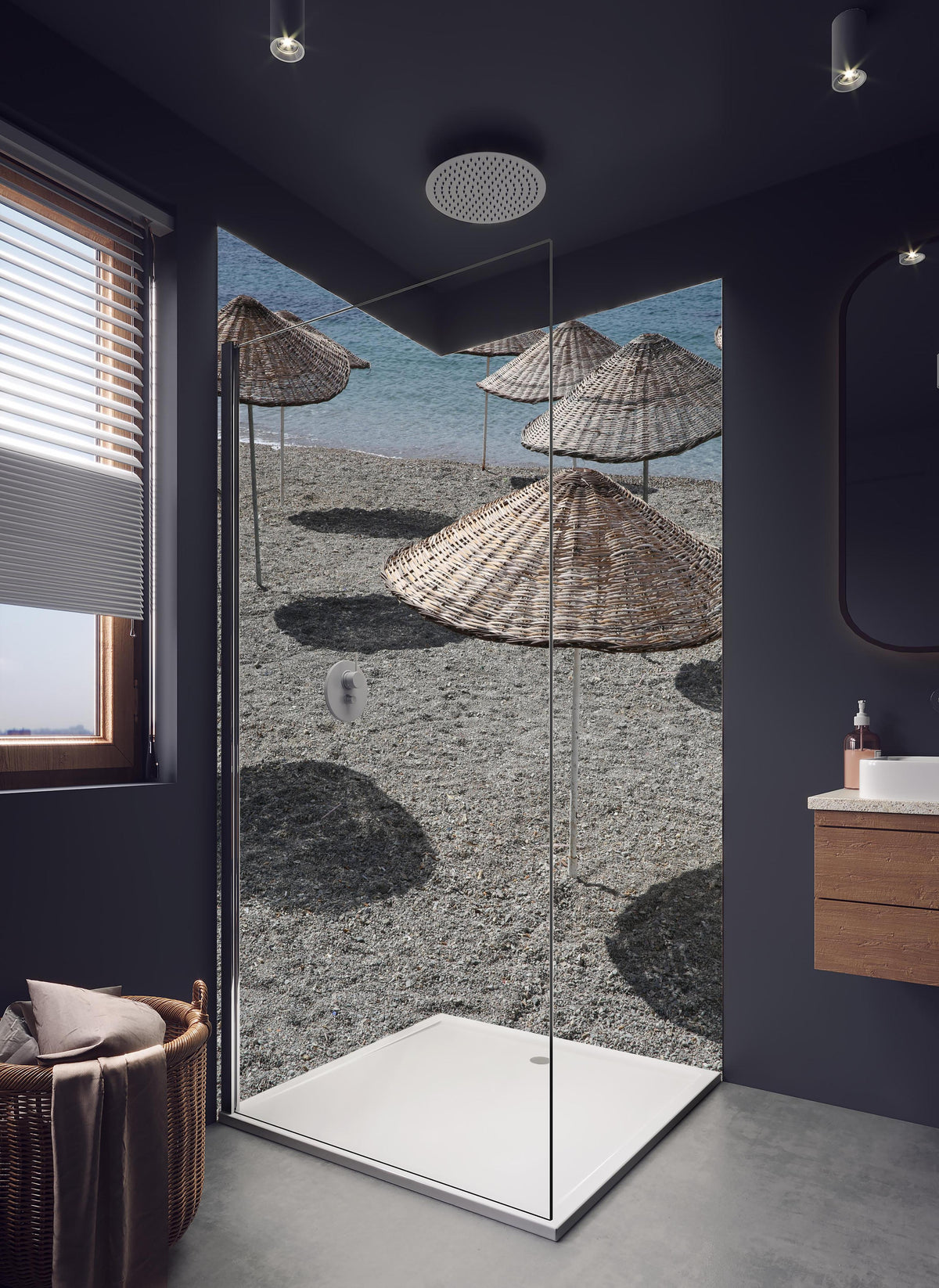 Duschrückwand - Ruhevolle Strandkulisse mit Sonnenschirmen in hellem Badezimmer mit Regenduschkopf - zweiteilige Eck-Duschrückwand