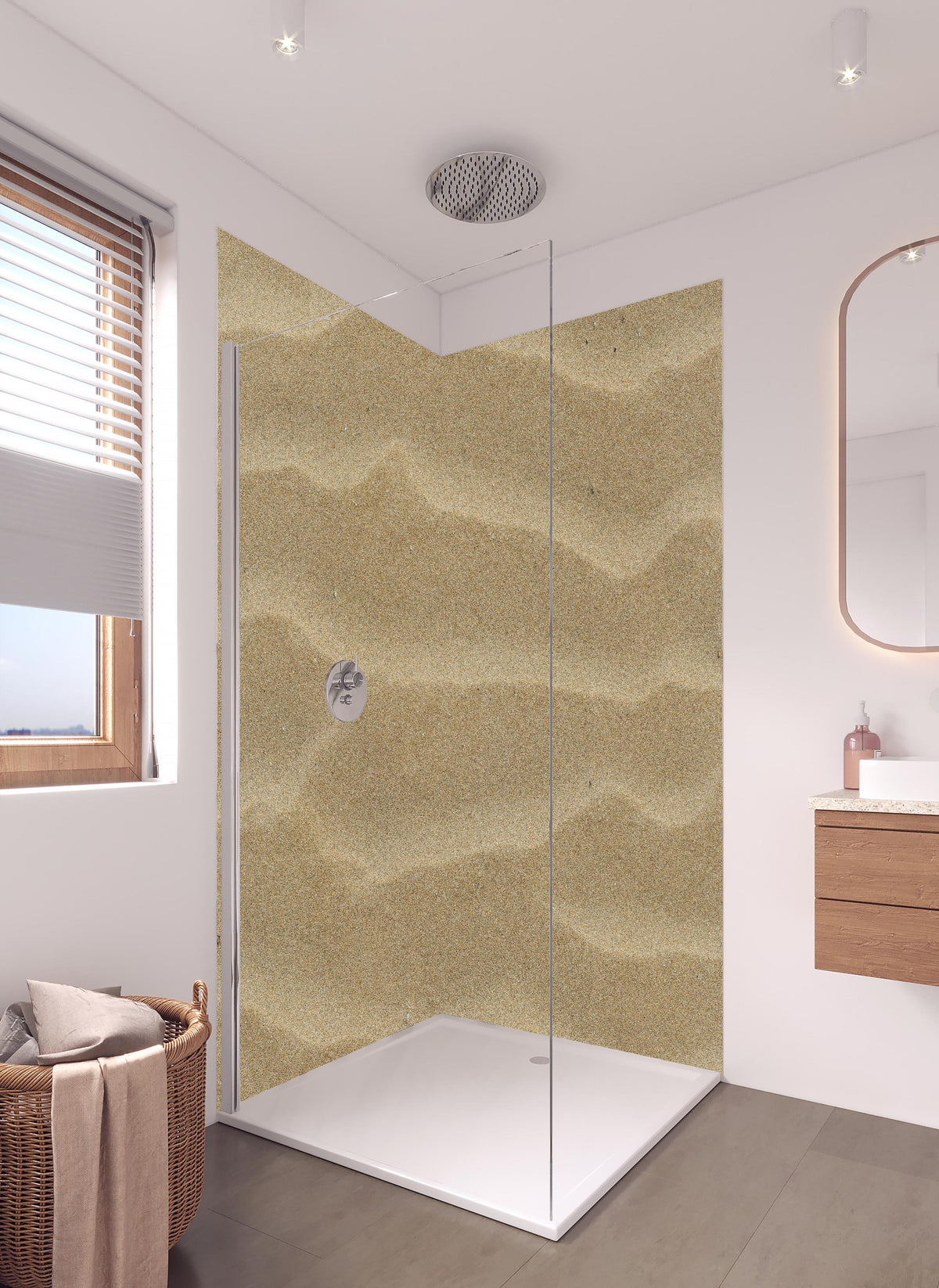 Duschrückwand - Sandstrand in hellem Badezimmer mit Regenduschkopf - zweiteilige Eck-Duschrückwand