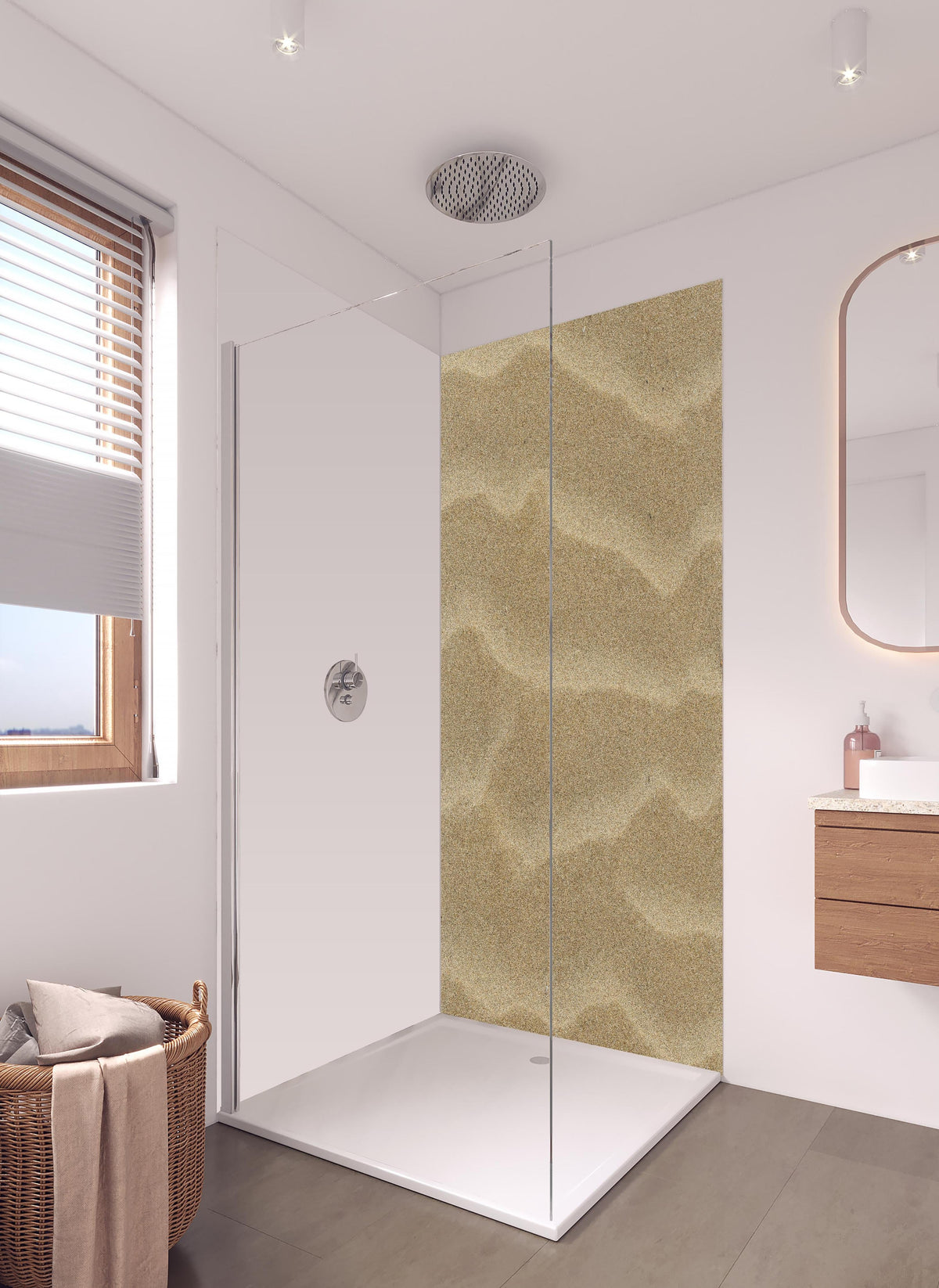 Duschrückwand - Sandstrand in hellem Badezimmer mit Regenduschkopf - zweiteilige Eck-Duschrückwand
