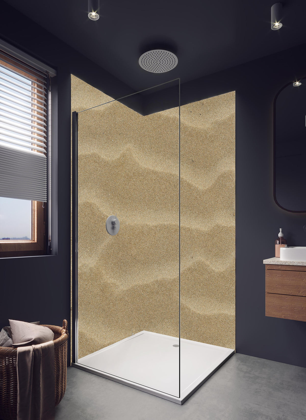 Duschrückwand - Sandstrand in hellem Badezimmer mit Regenduschkopf - zweiteilige Eck-Duschrückwand