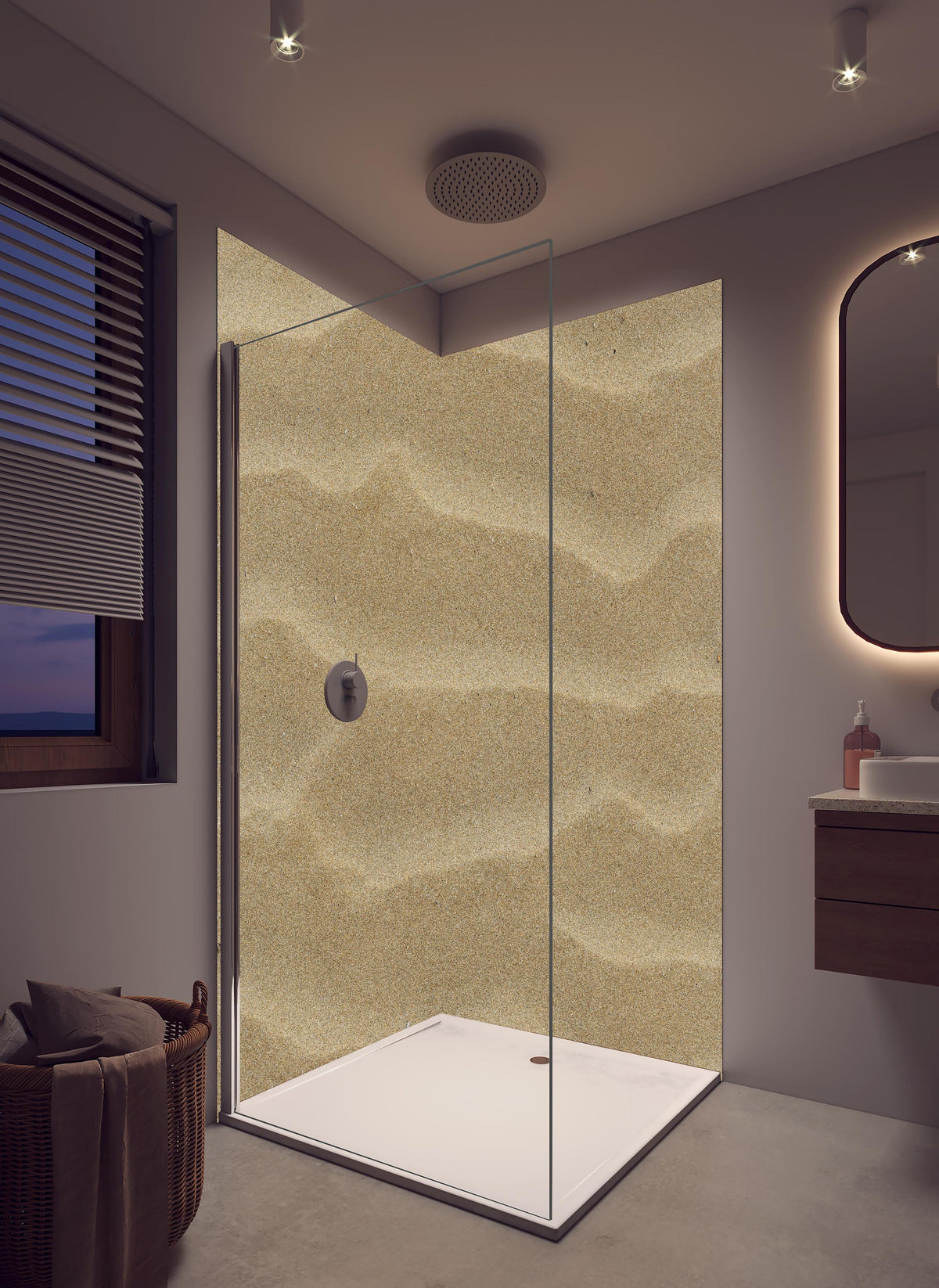 Duschrückwand - Sandstrand in hellem Badezimmer mit Regenduschkopf - zweiteilige Eck-Duschrückwand