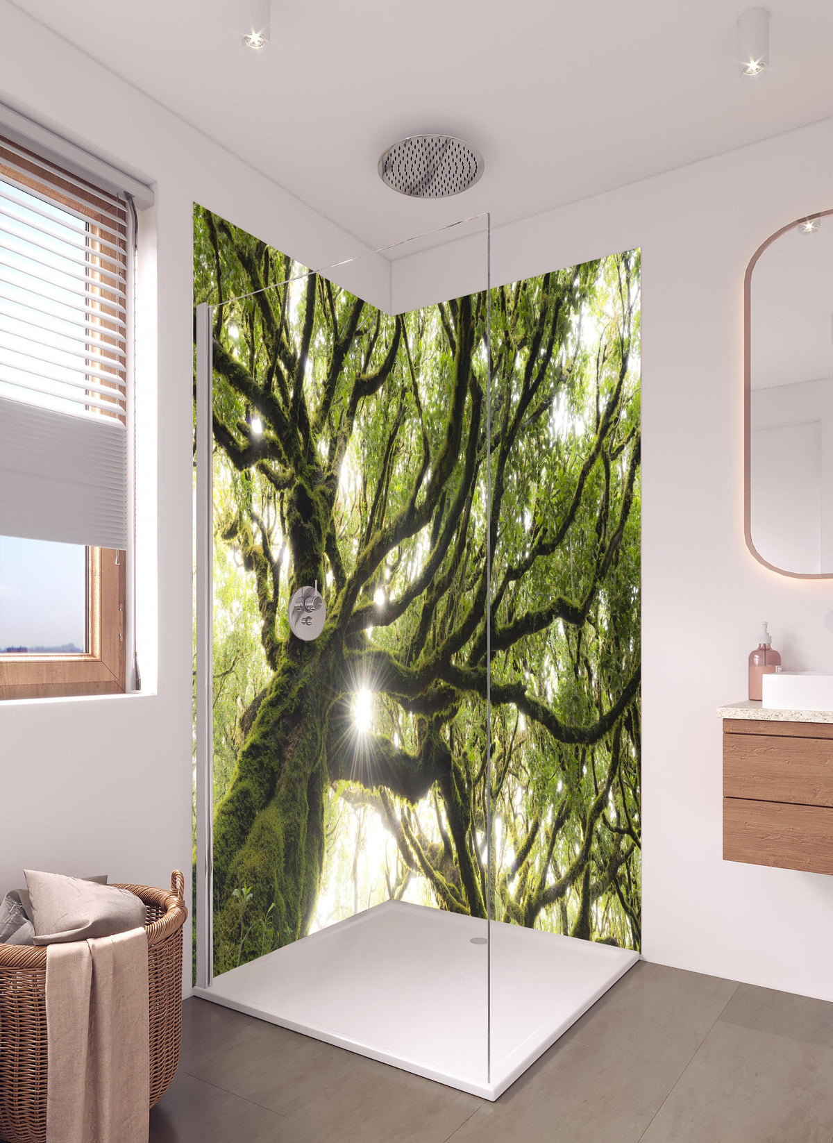 Duschrückwand - Sonnenstrahlen im Wald in hellem Badezimmer mit Regenduschkopf - zweiteilige Eck-Duschrückwand