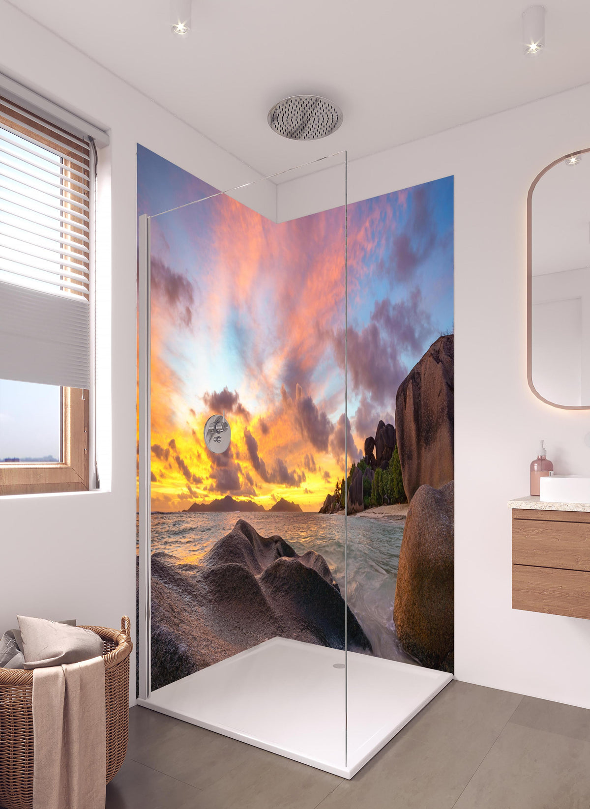 Duschrückwand - Sonnenuntergang am tropischen Strand in hellem Badezimmer mit Regenduschkopf - zweiteilige Eck-Duschrückwand