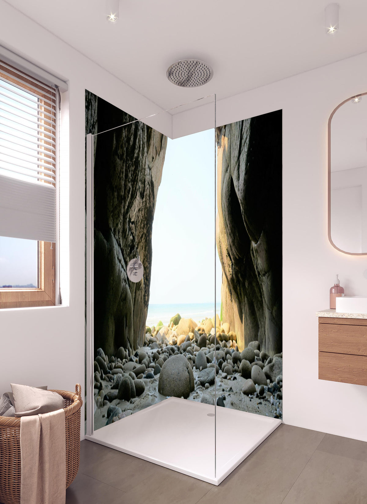 Duschrückwand - Steinstrand zwischen Felsen an Küste in hellem Badezimmer mit Regenduschkopf - zweiteilige Eck-Duschrückwand