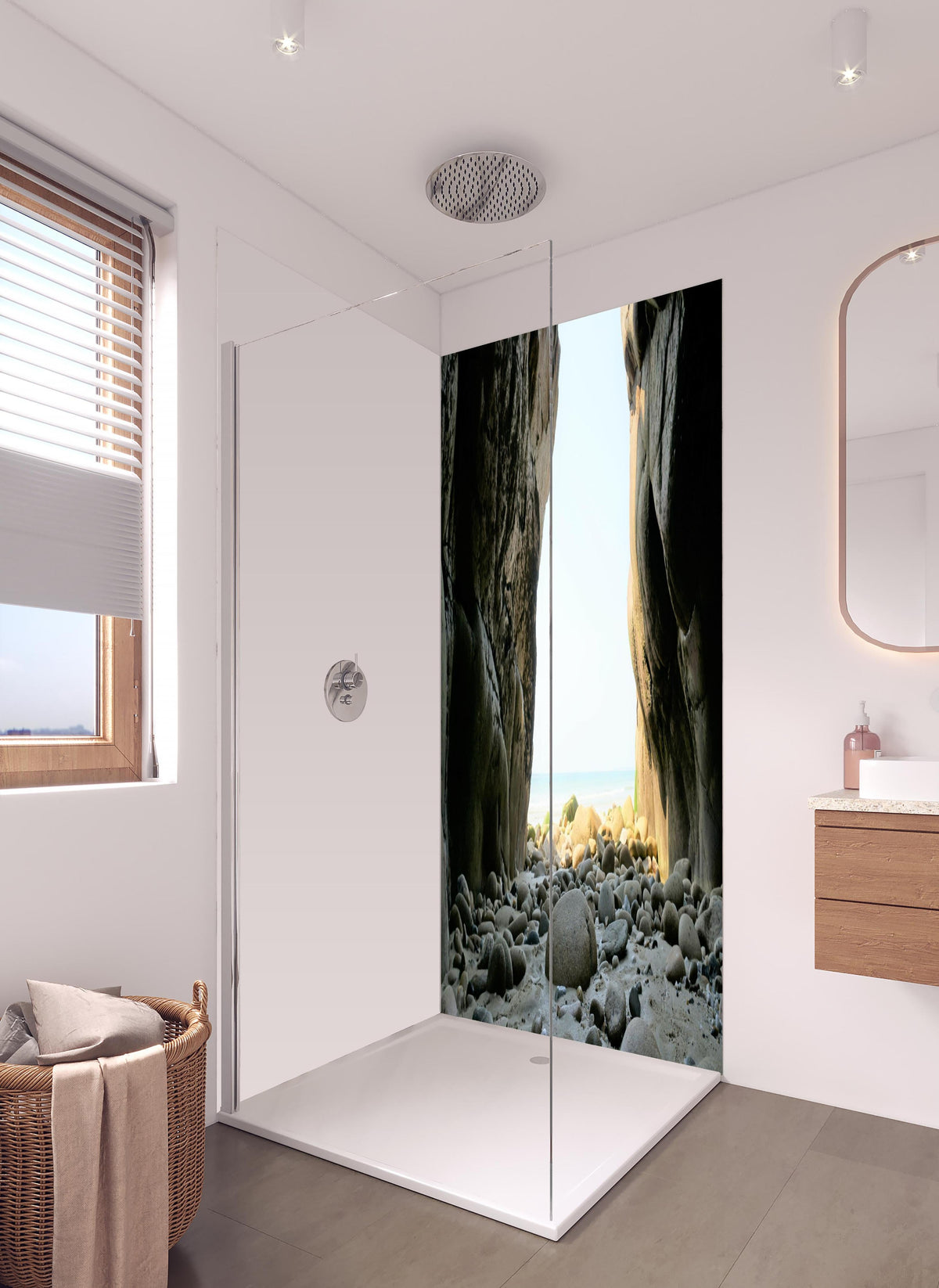 Duschrückwand - Steinstrand zwischen Felsen an Küste in hellem Badezimmer mit Regenduschkopf - zweiteilige Eck-Duschrückwand