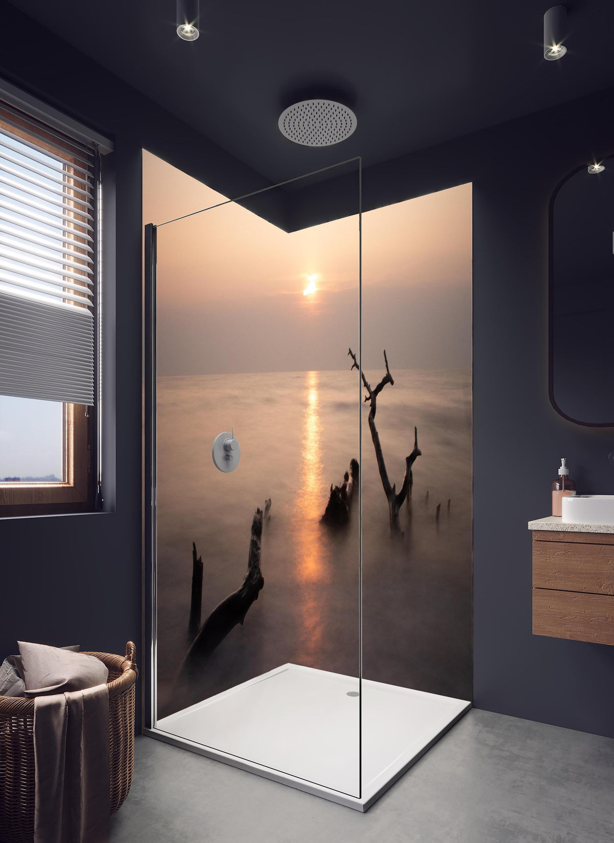 Duschrückwand - Stimmungsvoller Sonnenuntergangs-Strand in hellem Badezimmer mit Regenduschkopf - zweiteilige Eck-Duschrückwand