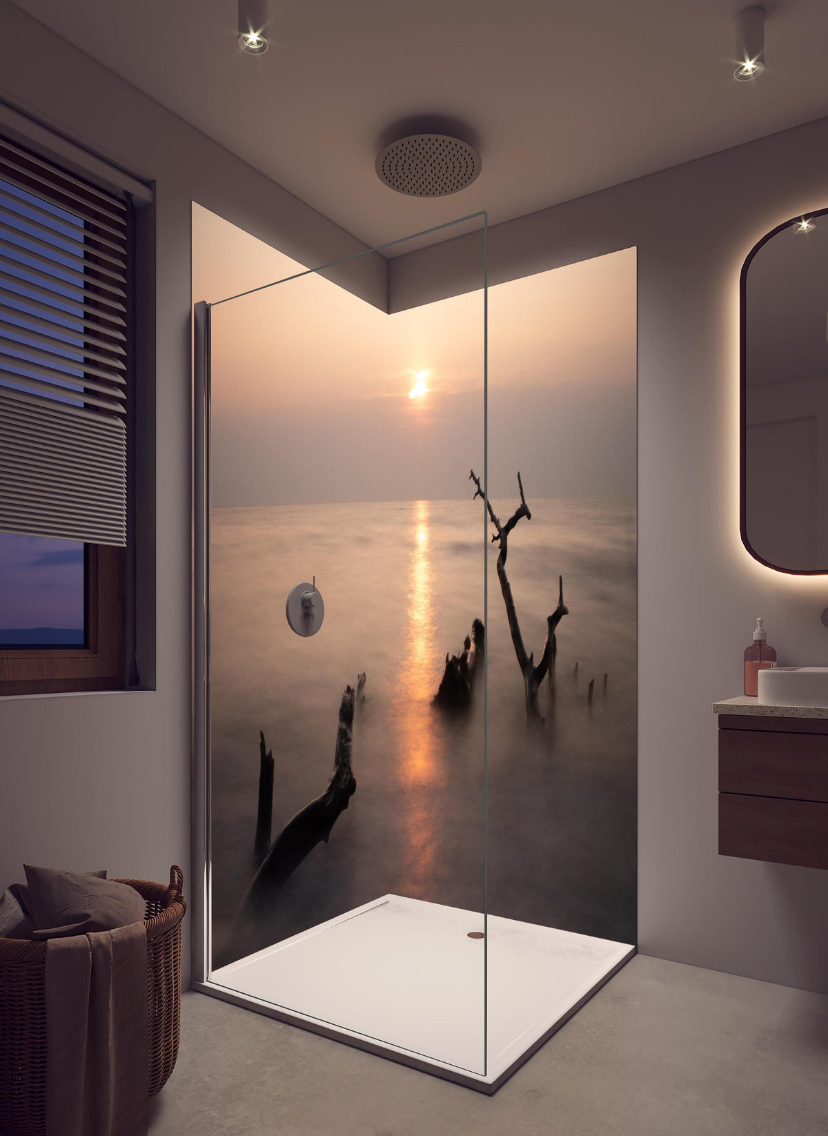 Duschrückwand - Stimmungsvoller Sonnenuntergangs-Strand in hellem Badezimmer mit Regenduschkopf - zweiteilige Eck-Duschrückwand