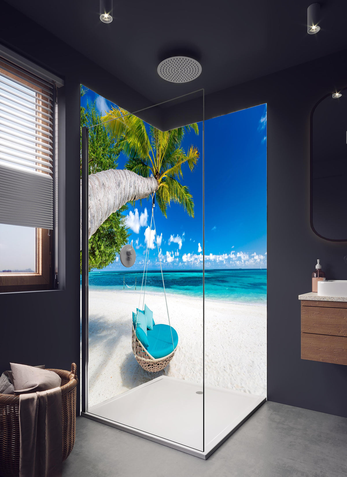Duschrückwand - Tropischer Strand mit Hängebett in hellem Badezimmer mit Regenduschkopf - zweiteilige Eck-Duschrückwand