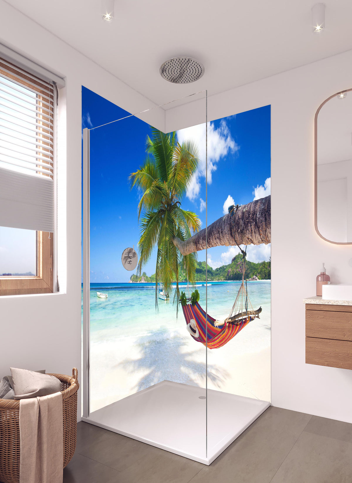 Duschrückwand - Urlaub am Strand in Seychellen in hellem Badezimmer mit Regenduschkopf - zweiteilige Eck-Duschrückwand