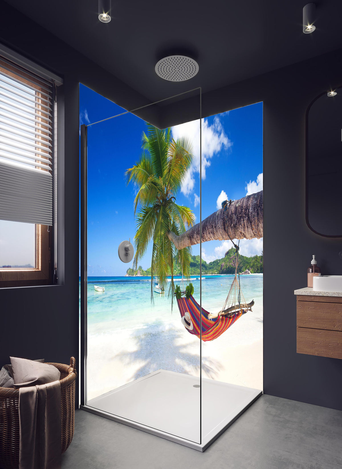 Duschrückwand - Urlaub am Strand in Seychellen in hellem Badezimmer mit Regenduschkopf - zweiteilige Eck-Duschrückwand