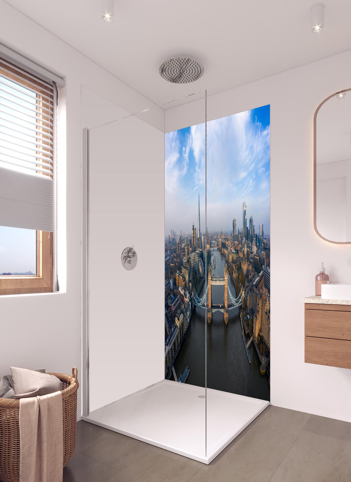 Duschrückwand - Vogelperspektive der Tower Bridge, London in hellem Badezimmer mit Regenduschkopf - zweiteilige Eck-Duschrückwand