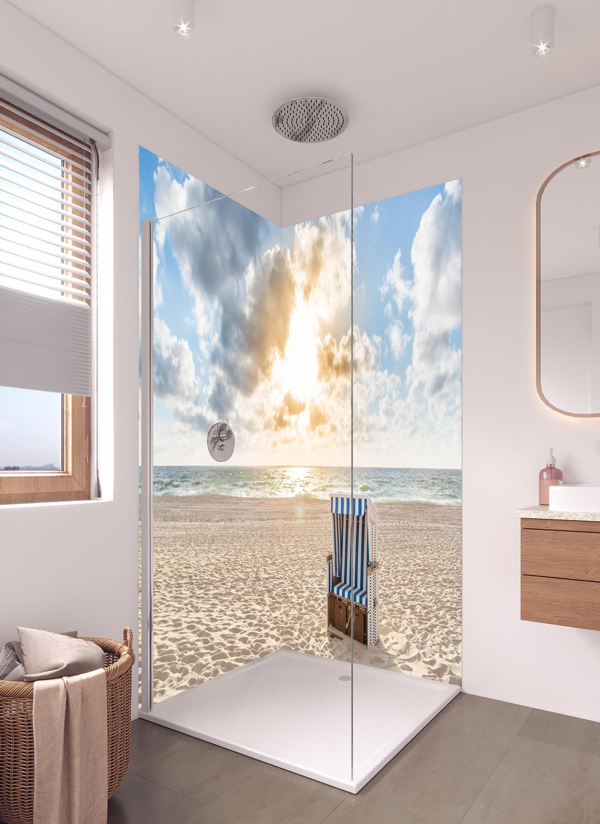 Duschrückwand - einzelner Strandkorb an der Nordsee in hellem Badezimmer mit Regenduschkopf - zweiteilige Eck-Duschrückwand