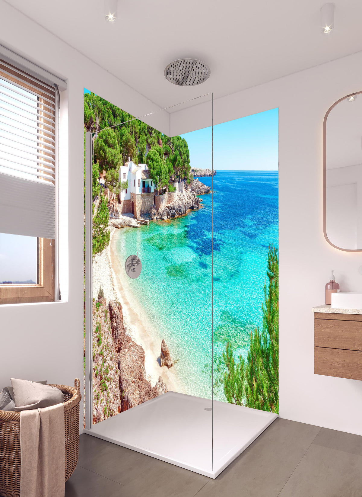 Duschrückwand - traumhafter Mallorca Strand in hellem Badezimmer mit Regenduschkopf - zweiteilige Eck-Duschrückwand