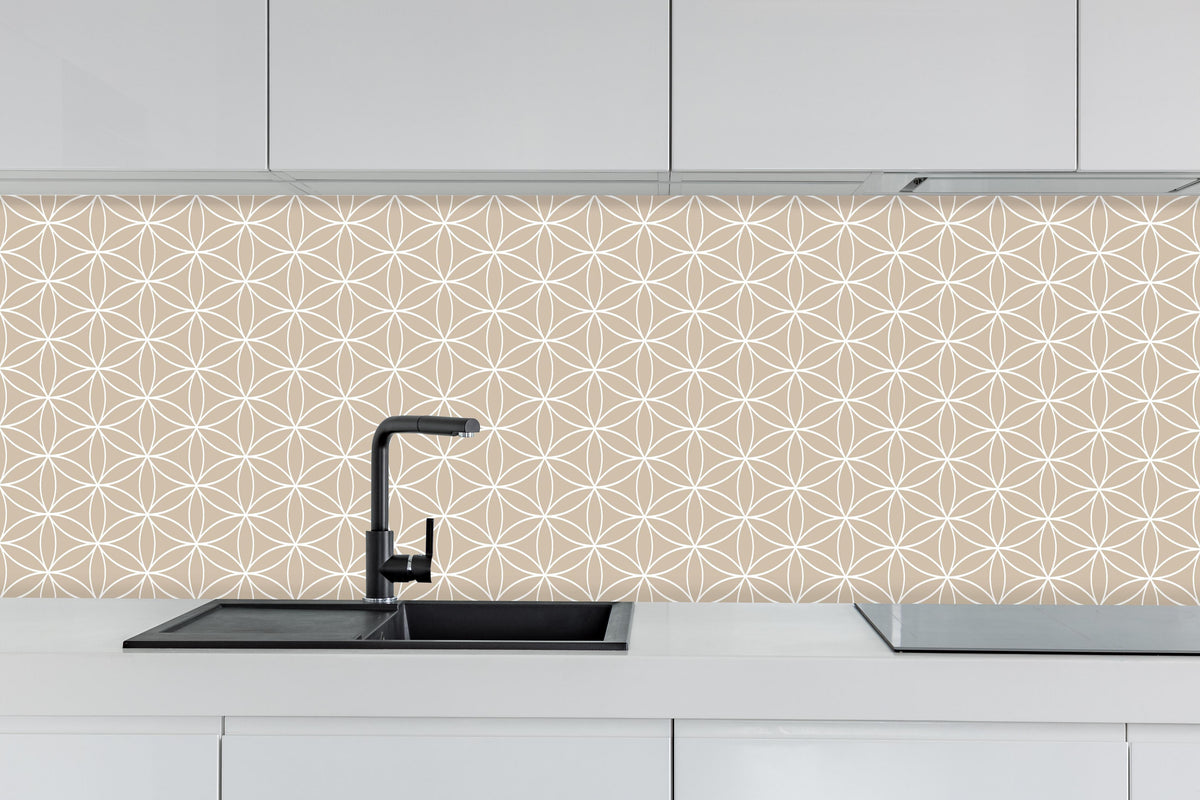 Küche - Geometrica Fiori Cappuccino hinter weißen Hochglanz-Küchenregalen und schwarzem Wasserhahn