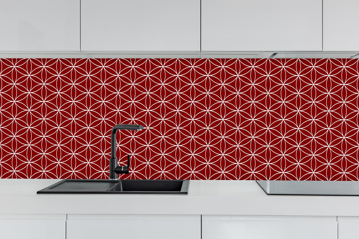 Küche - Geometrica Fiori Granata hinter weißen Hochglanz-Küchenregalen und schwarzem Wasserhahn