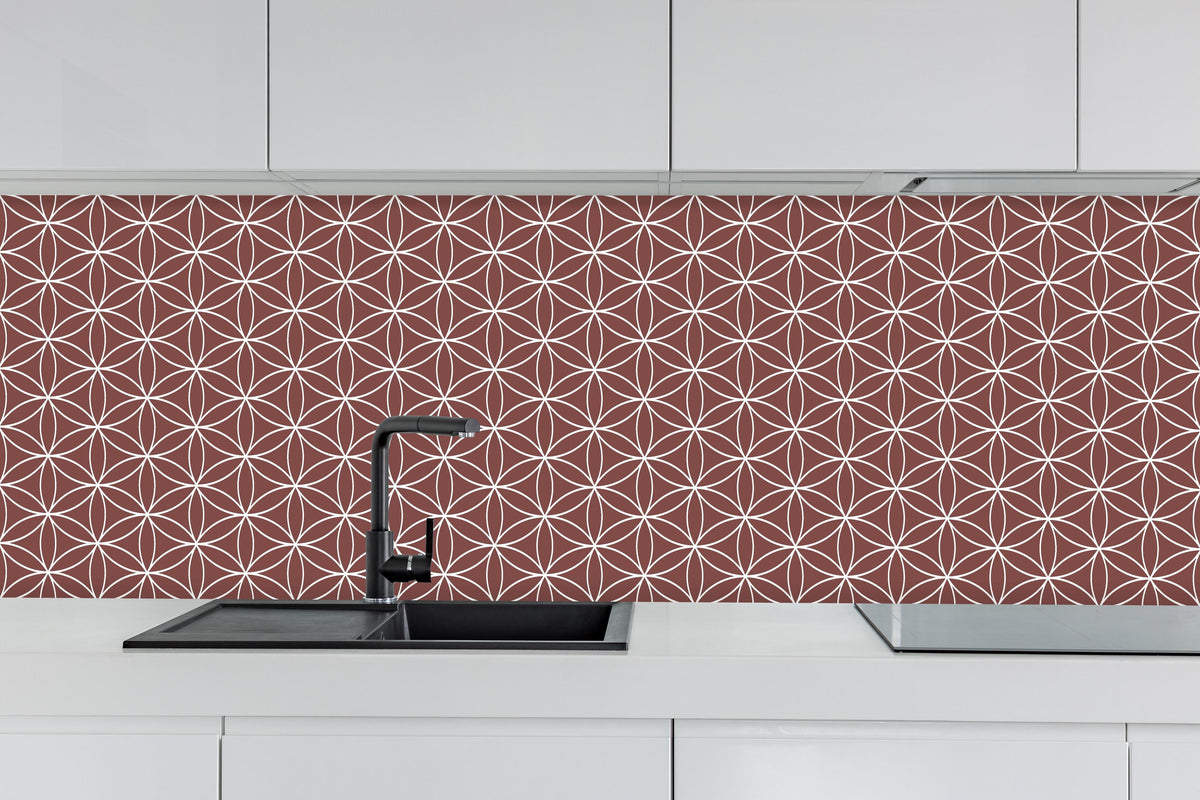 Küche - Geometrica Fiori Mattone hinter weißen Hochglanz-Küchenregalen und schwarzem Wasserhahn