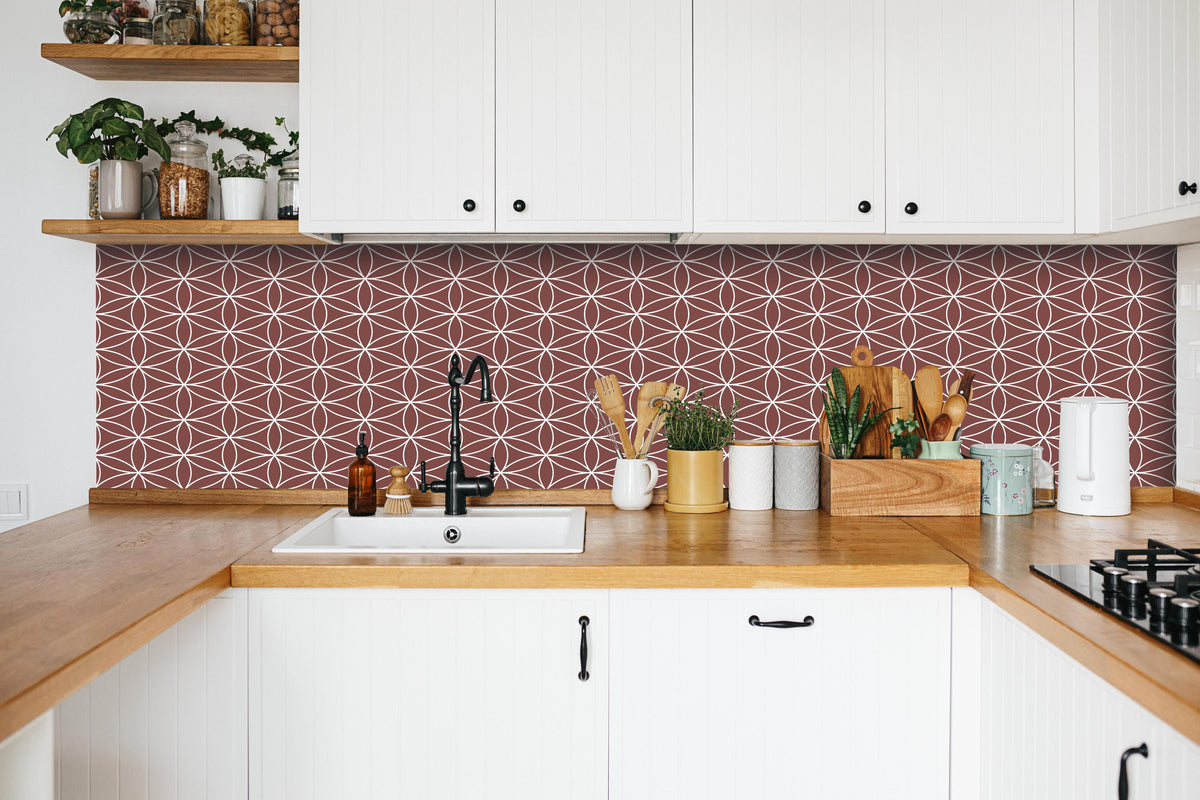 Küche - Geometrica Fiori Mattone hinter weißen Hochglanz-Küchenregalen und schwarzem Wasserhahn