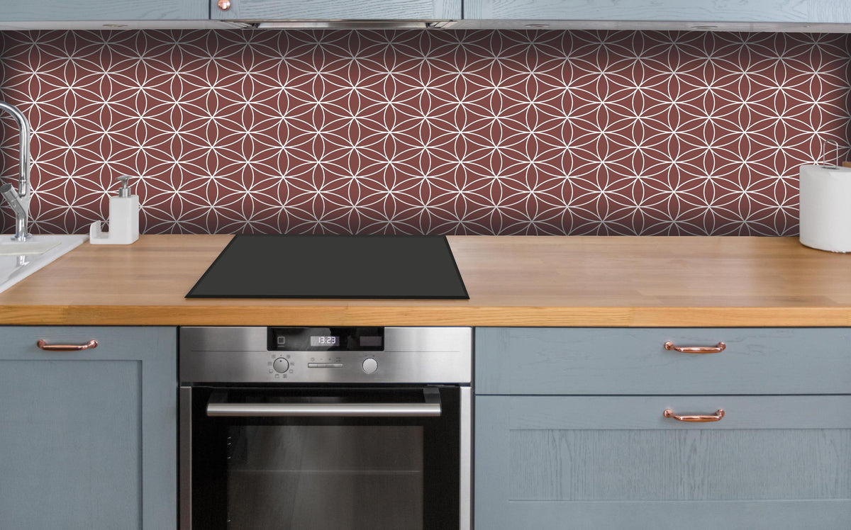 Küche - Geometrica Fiori Mattone hinter weißen Hochglanz-Küchenregalen und schwarzem Wasserhahn